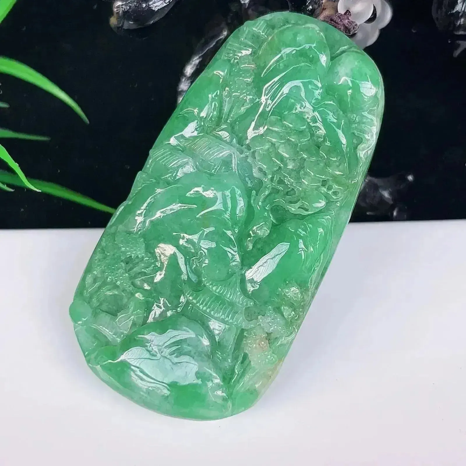 大件厚庄  冰润满绿精雕山水牌翡翠挂件   雕工精细，线条流畅，生动立体，淋漓尽致  颜色清爽  沁人心脾  层次分明  佩戴优雅大方，（请在自然光欣赏）（顶珠为饰珠）E001  （请在自然光欣赏）尺寸75-40.5-11mm