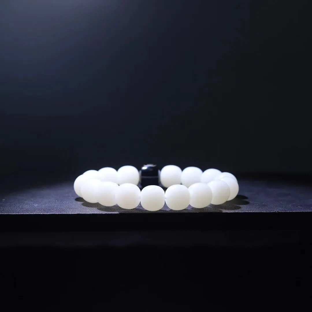 这是所谓的大油膏嘛，腻到我了～
（暴富）
白玉手串，戴出温柔贵气天花板！
油润如脂，白度一级棒～每颗珠子都像小灯泡，阳光下透出细腻柔光，衬得手腕又白又嫩刚刚好，不挑手型，叠戴单戴都绝美！
细腻丝滑，强迫症福音 通勤约会都能撑场面～
12-13mm，64.3g