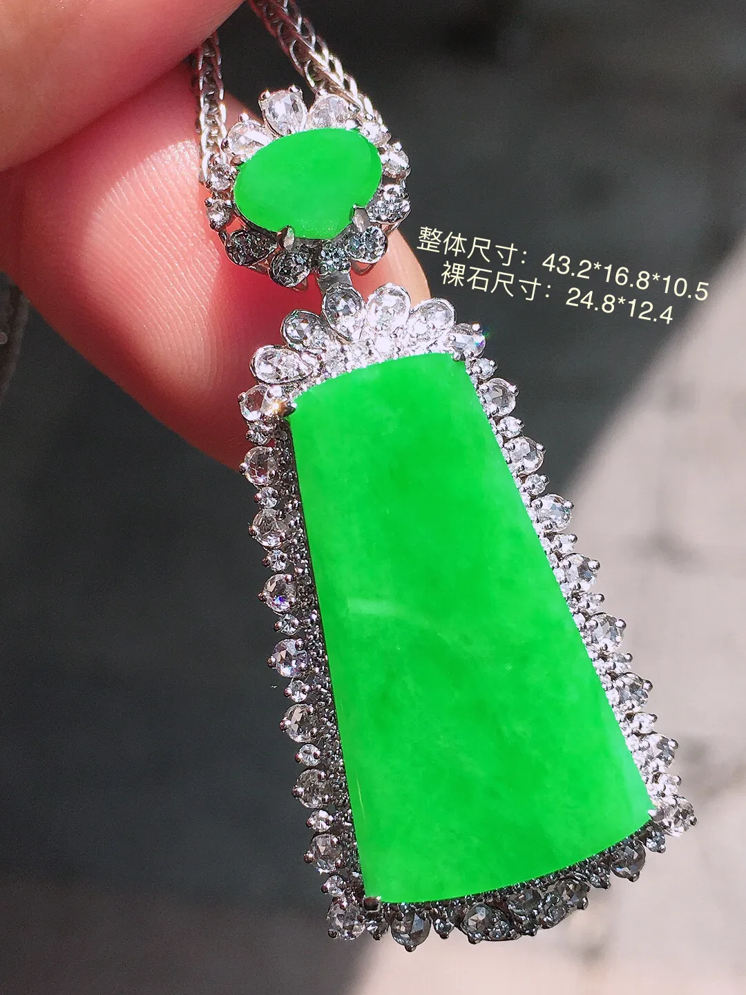 阳绿无事牌吊坠，色泽均匀艳丽，玉质细腻，荧光感超
强，饱满圆润，尽显优雅气质，18k
金豪华镶嵌