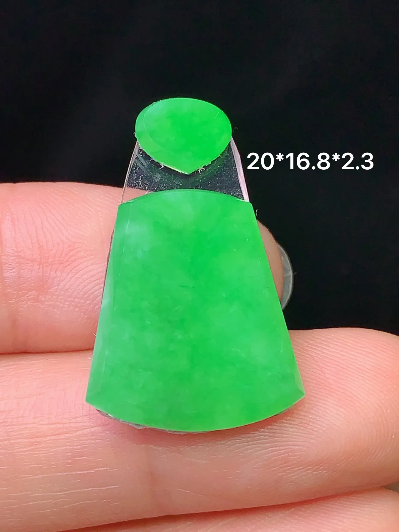 镶嵌款 翠绿无事牌吊坠 玉质细腻 色泽艳丽  整体尺寸20*16.8*2.3