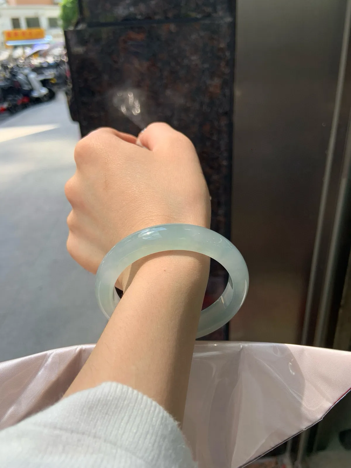 推荐【54.6圈冰晴正圈】54.6-12-8.6，无纹裂，底妆胶润细腻，清爽耐看的冰晴底色均匀，夏季美好的冰凉感，时而绿时而蓝，随光线变化如梦如幻。