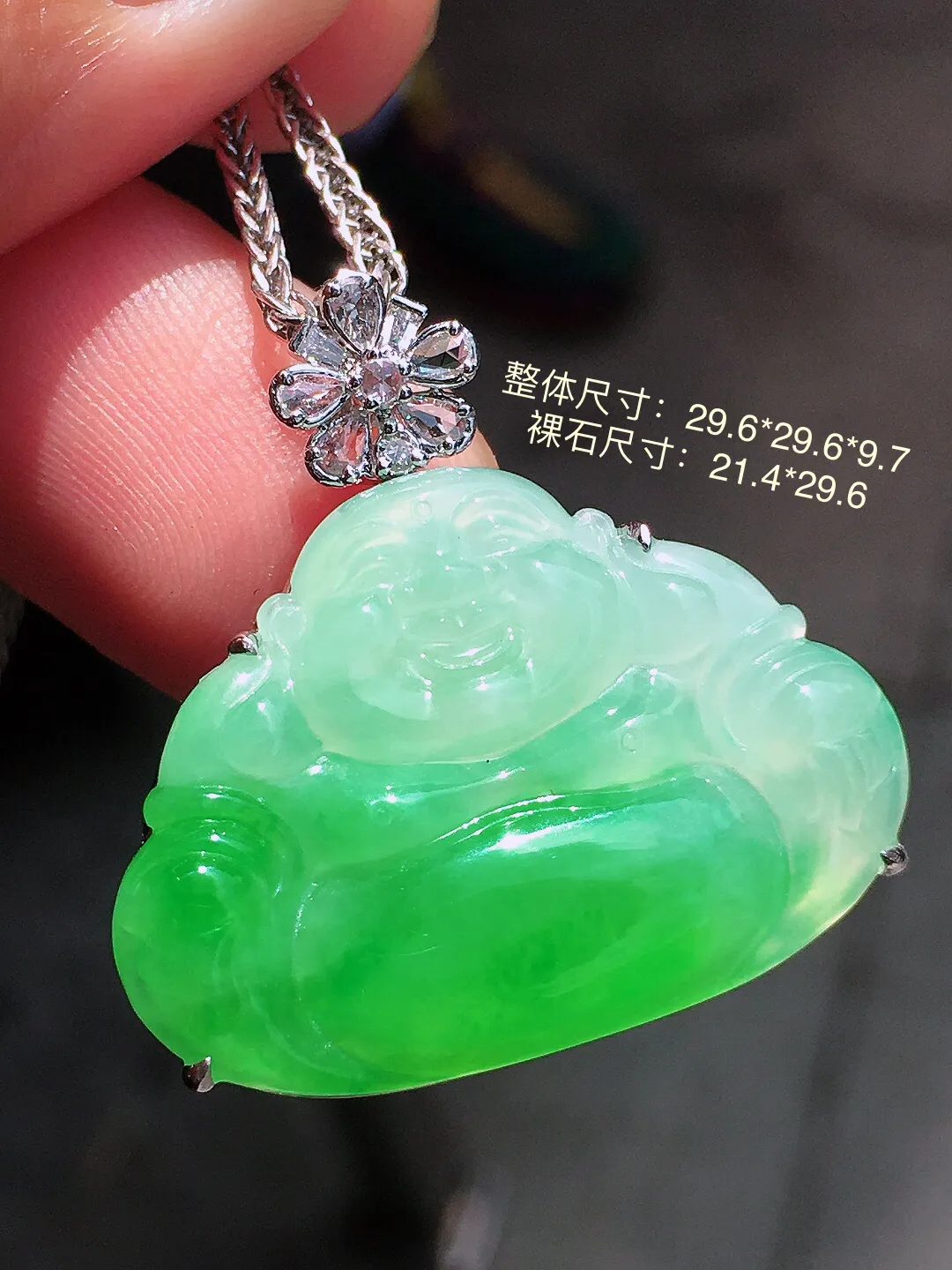 飘绿佛公吊坠，色泽艳丽，玉质细腻，荧光感超
强，饱满圆润，尽显优雅气质，18k
金豪华镶嵌