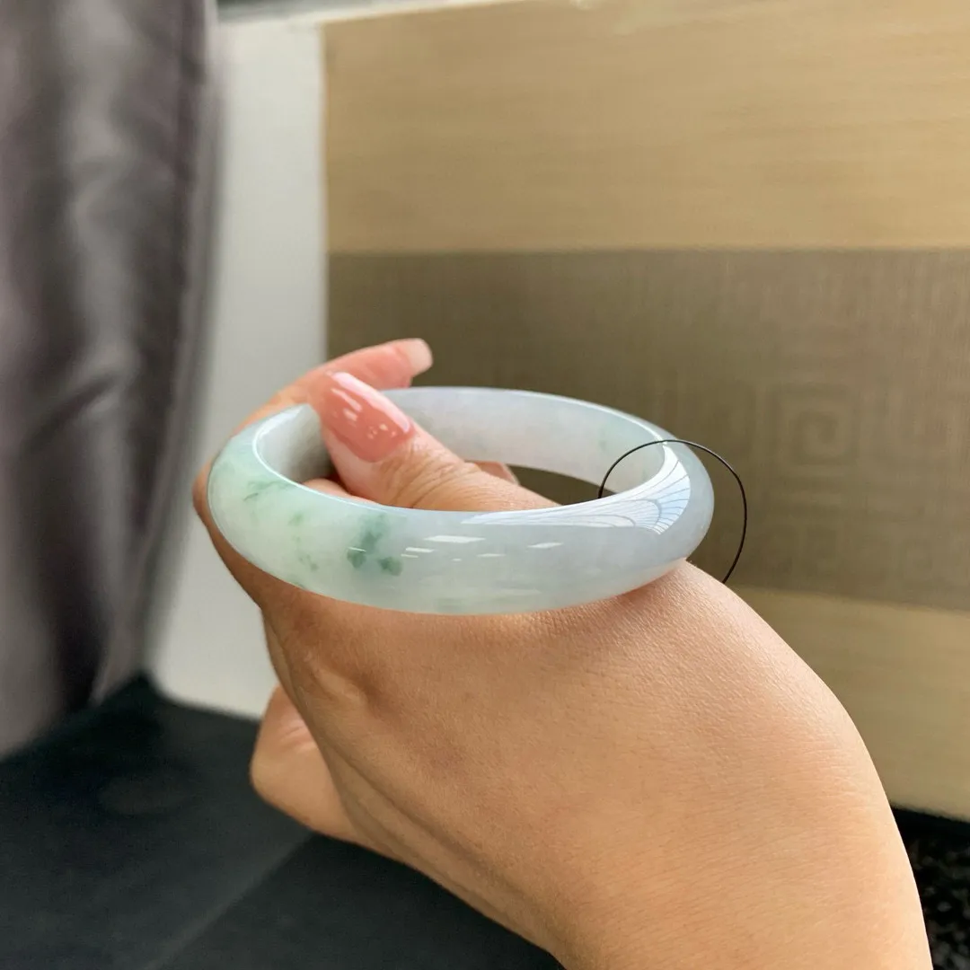 冰飘花手镯
尺寸：55.2-8-12.5