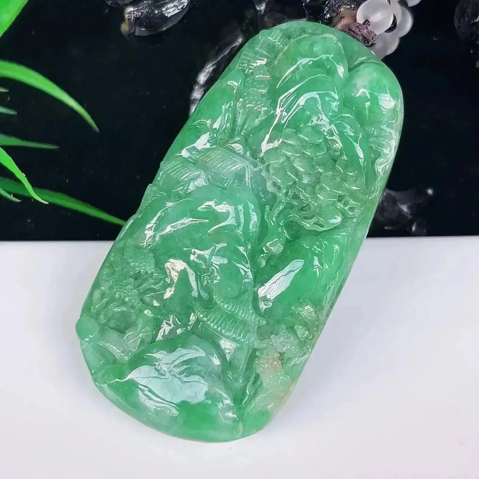 大件厚庄  冰润满绿精雕山水牌翡翠挂件   雕工精细，线条流畅，生动立体，淋漓尽致  颜色清爽  沁人心脾  层次分明  佩戴优雅大方，（请在自然光欣赏）（顶珠为饰珠）E001  （请在自然光欣赏）尺寸75-40.5-11mm