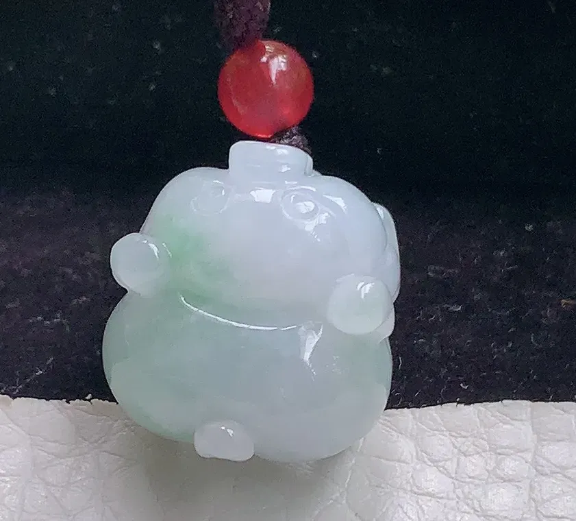axm实拍19.3*18*12缅甸翡翠精雕飘花宝宝猪 立体猪玉吊坠 玉挂件
