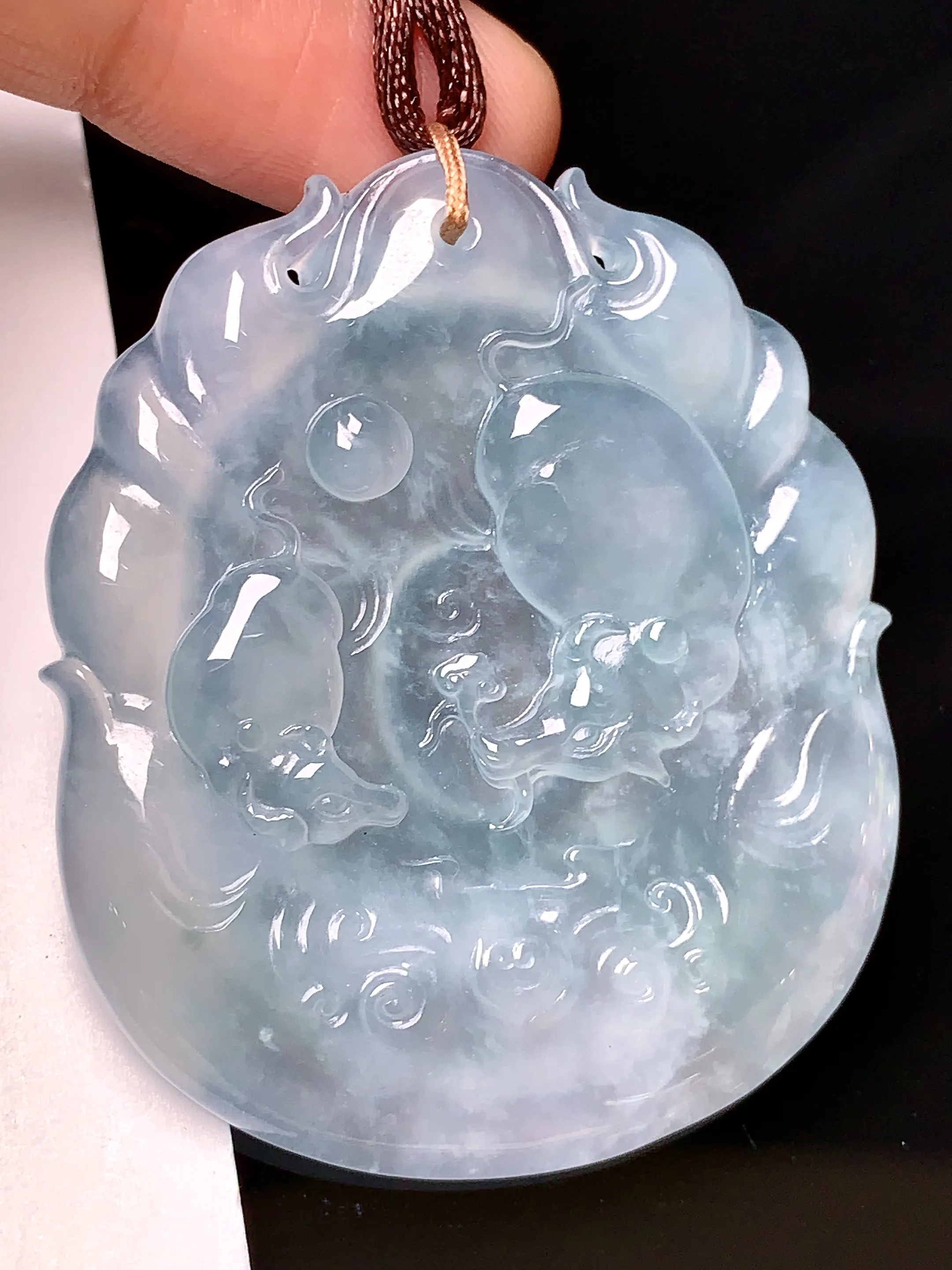 冰种生肖牛牌吊坠 玉质细腻 色泽艳丽  整体尺寸49.7*42.2*5.2