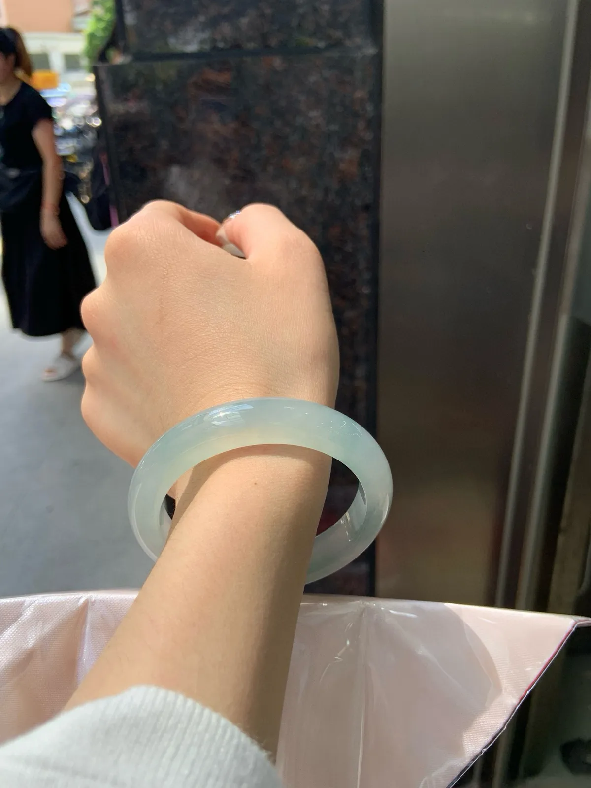 推荐【54.6圈冰晴正圈】54.6-12-8.6，无纹裂，底妆胶润细腻，清爽耐看的冰晴底色均匀，夏季美好的冰凉感，时而绿时而蓝，随光线变化如梦如幻。