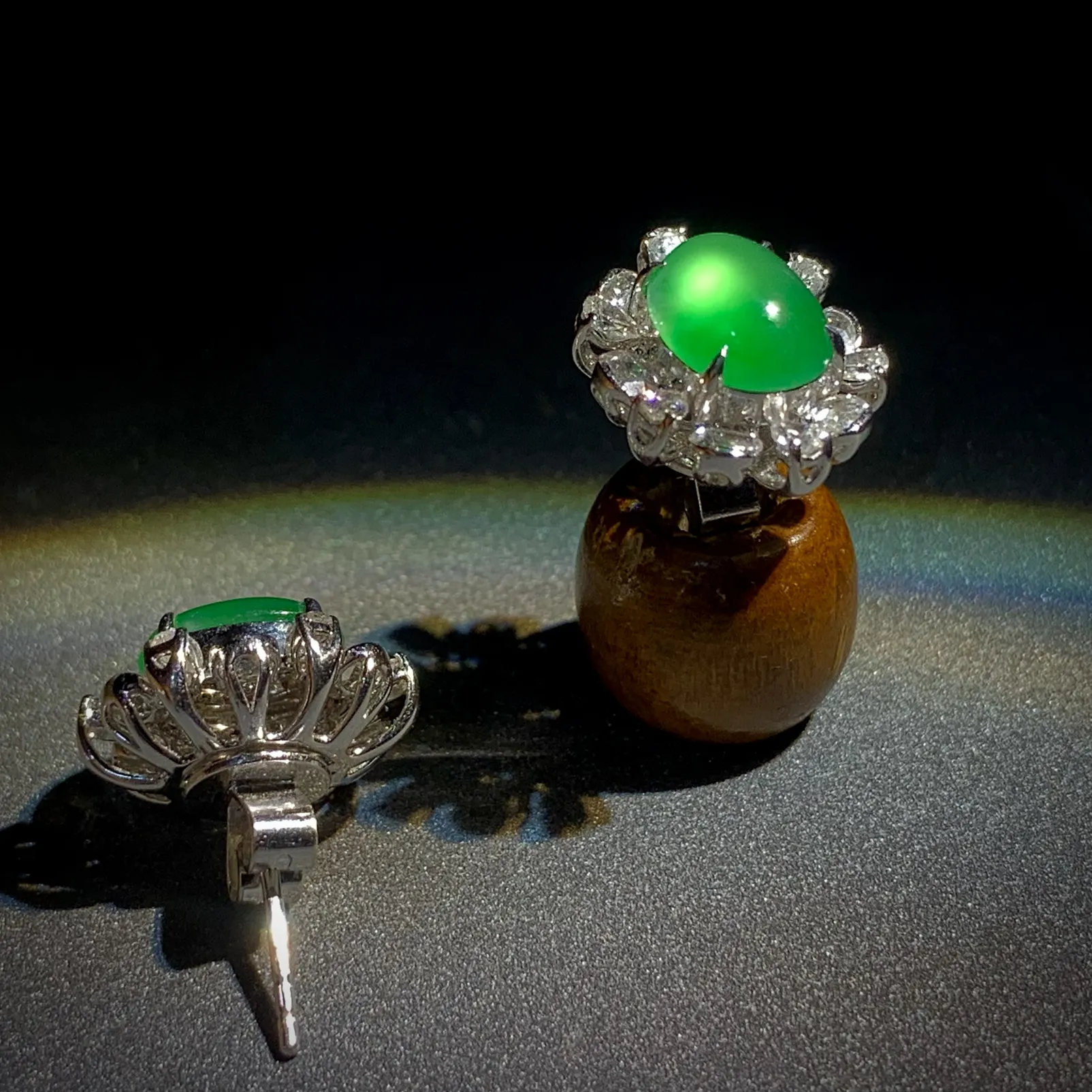 绿蛋面耳钉，裸石8.6-7-4mm，
18K金，南非钻，
