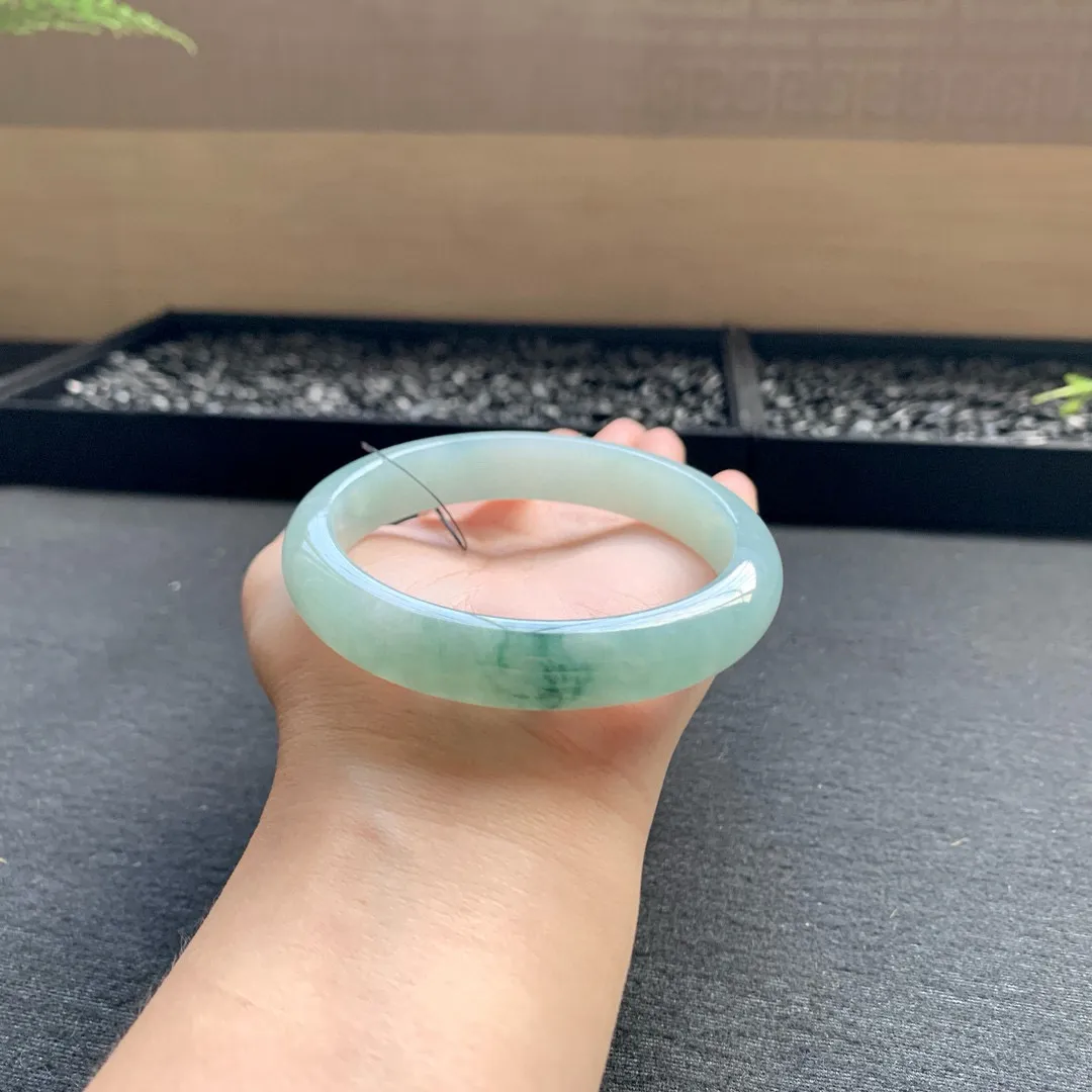 天空蓝飘花手镯
尺寸：6-8-12