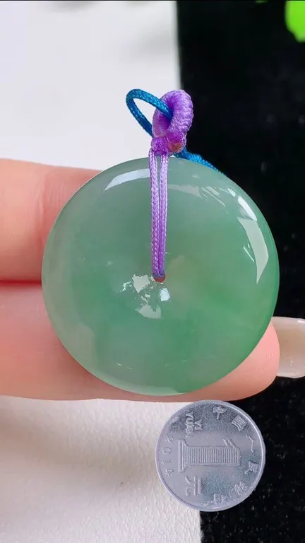 翡翠a货冰种满绿平安扣吊坠，尺寸28.6-5.4，重量:9.94g