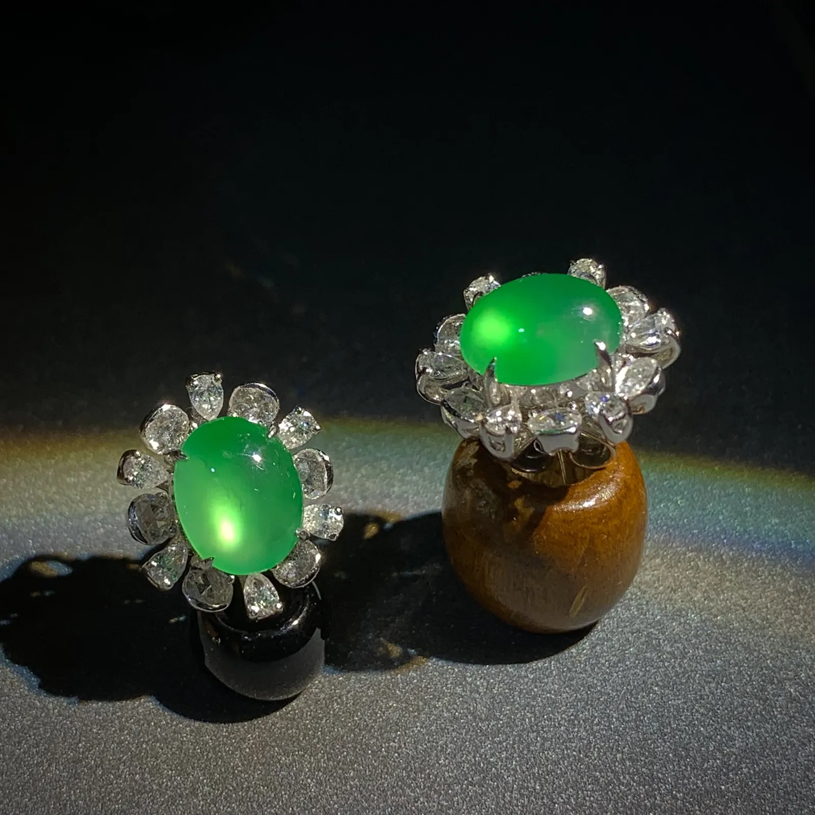 绿蛋面耳钉，裸石8.6-7-4mm，
18K金，南非钻，