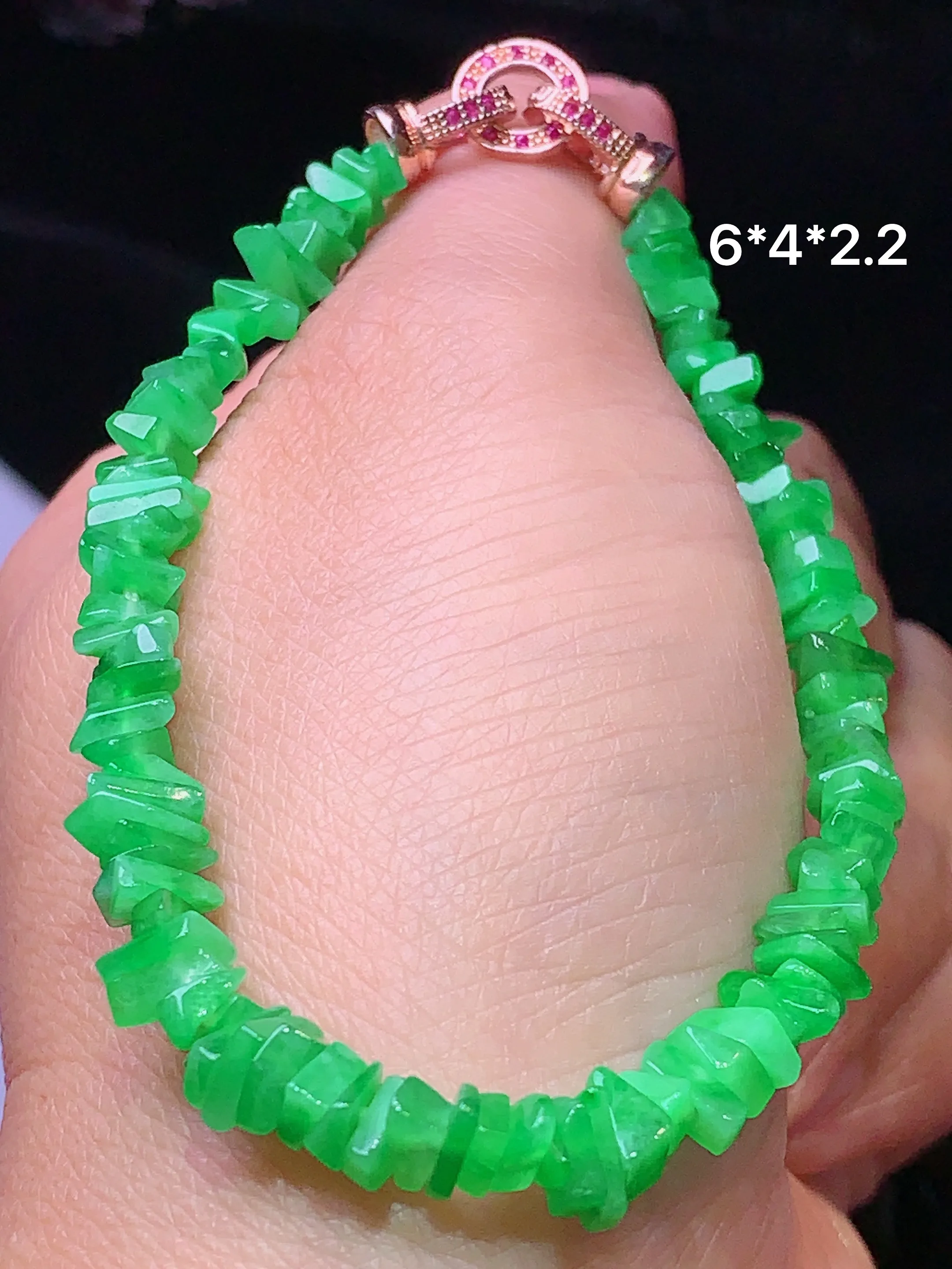 翠绿随形手链 玉质细腻 色泽艳丽  整体尺寸6*4*2.2