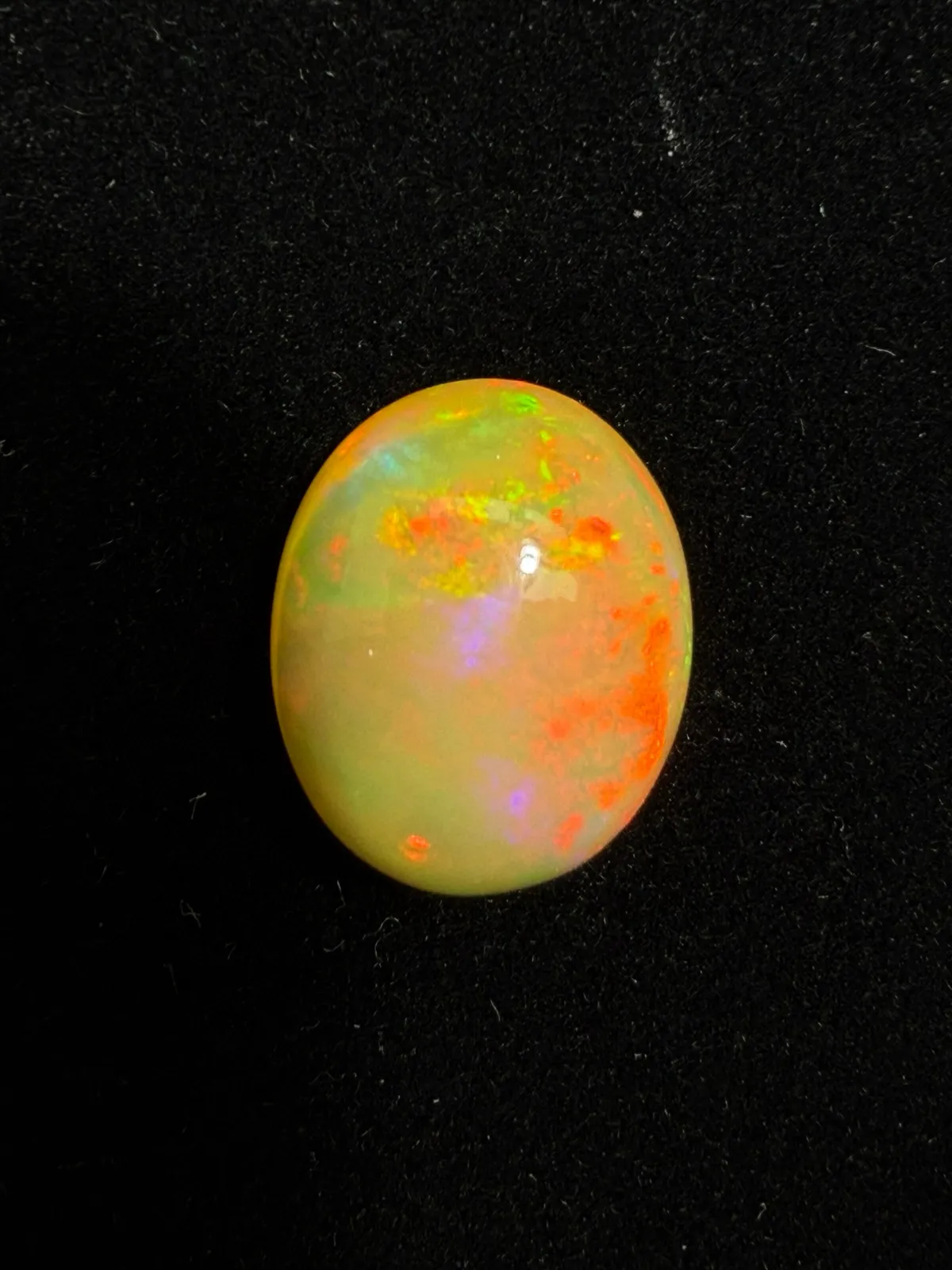 10.405ct天然彩欧泊裸石，尺寸17*13.4*8.6mm，颜色美艳，油画般色彩，火彩足。