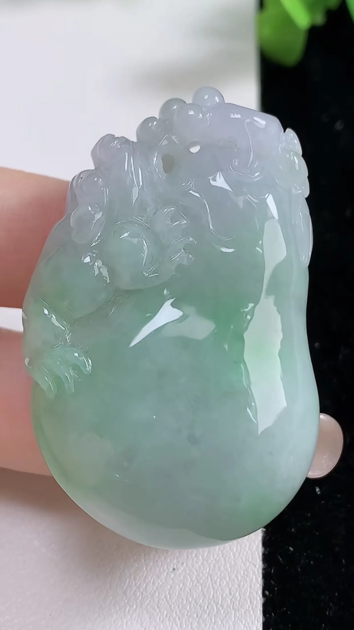 缅甸天然翡翠a货 老坑料起胶冰润 飘绿福瓜吊坠，尺寸49.8-31.3-12mm  y  40.00