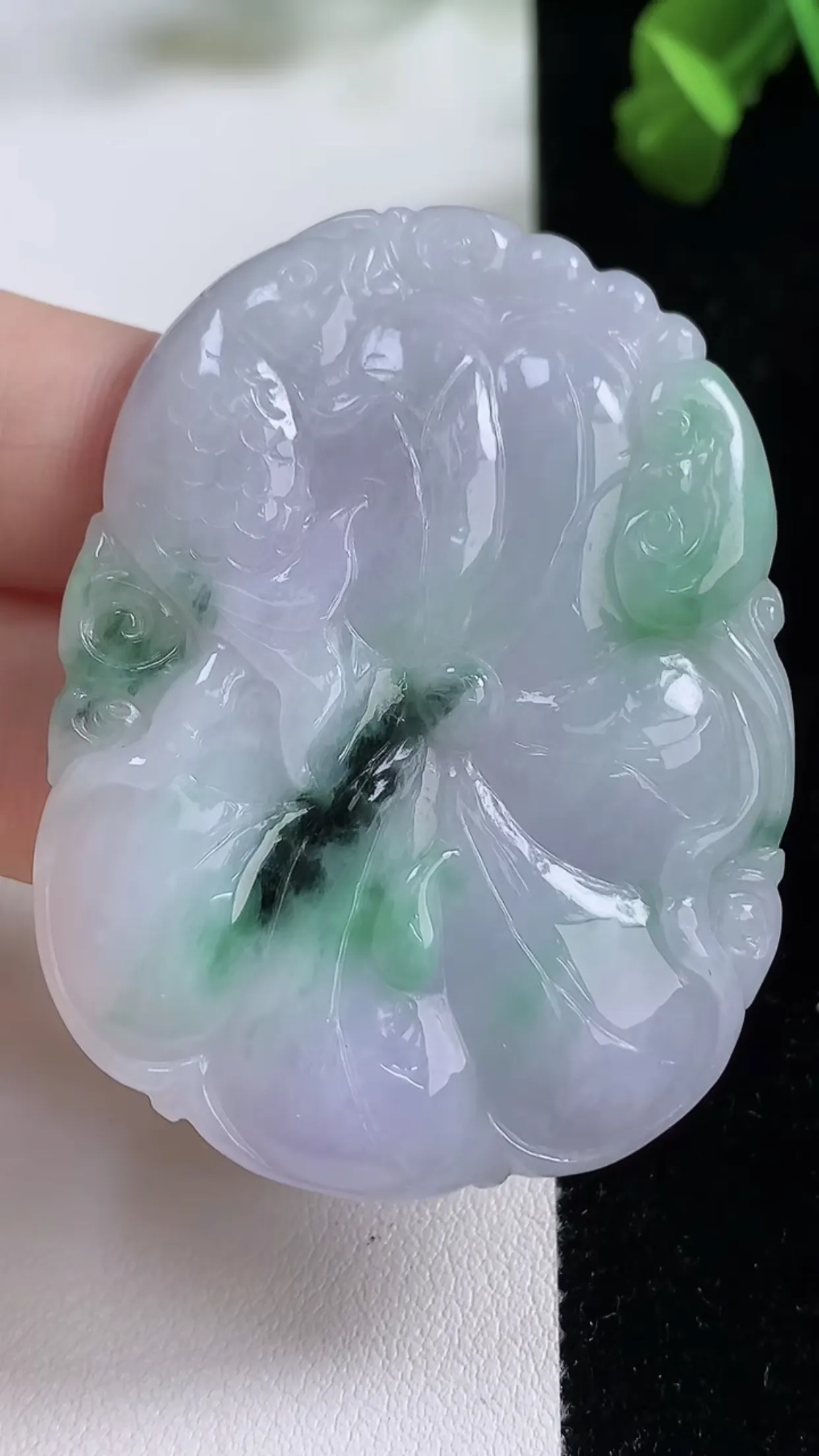 缅甸天然翡翠a货 老坑料起胶冰润 春带彩 紫罗兰荷叶鱼吊坠，尺寸53.3-40-6.1mm  y 21.22