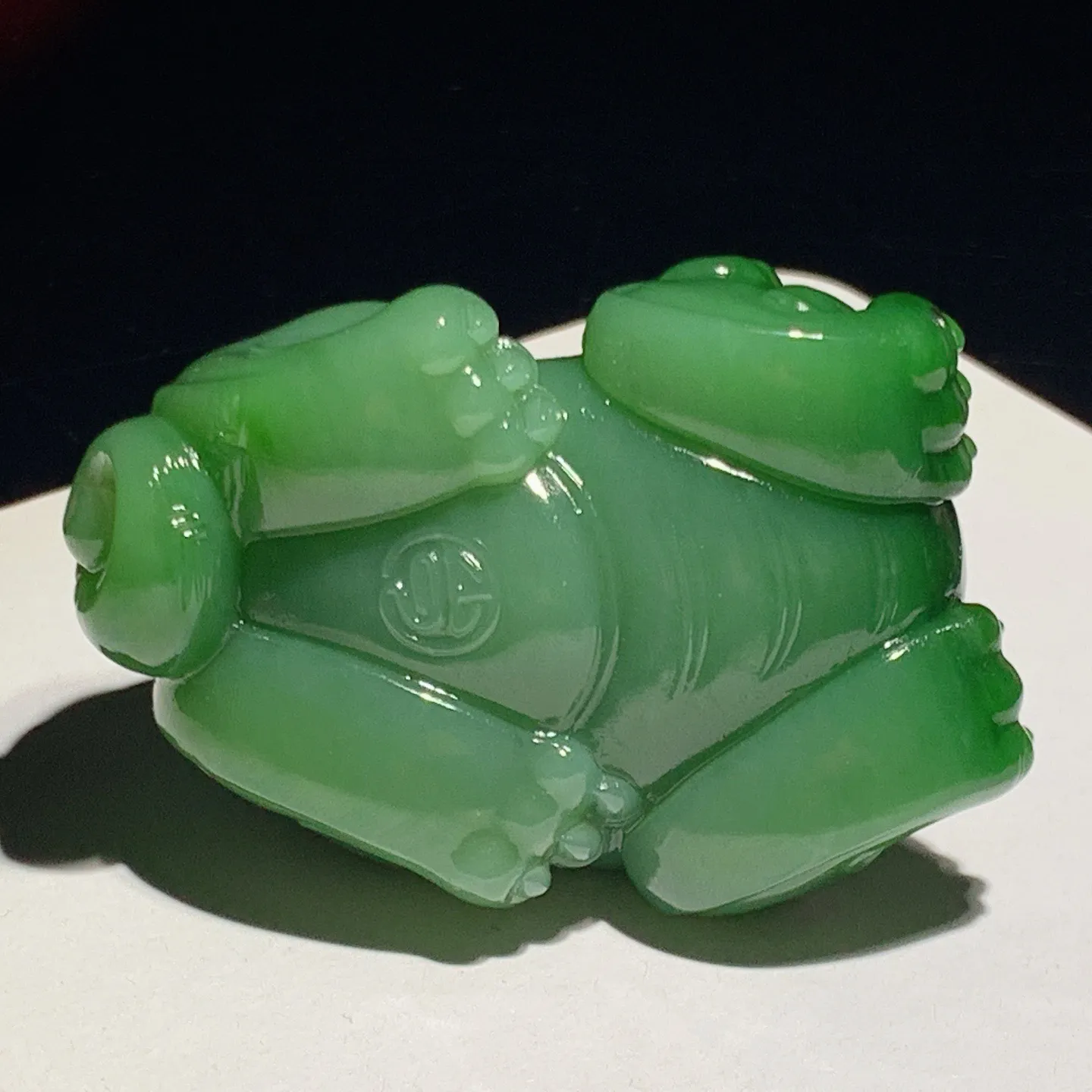 收藏级和田玉七号矿阳绿俄罗斯碧玉招财进宝貔貅把件。尺寸61/41/33重121.7克 玉质细腻油润 无结构。底色纯净 脂粉好，品质好。lt250916
