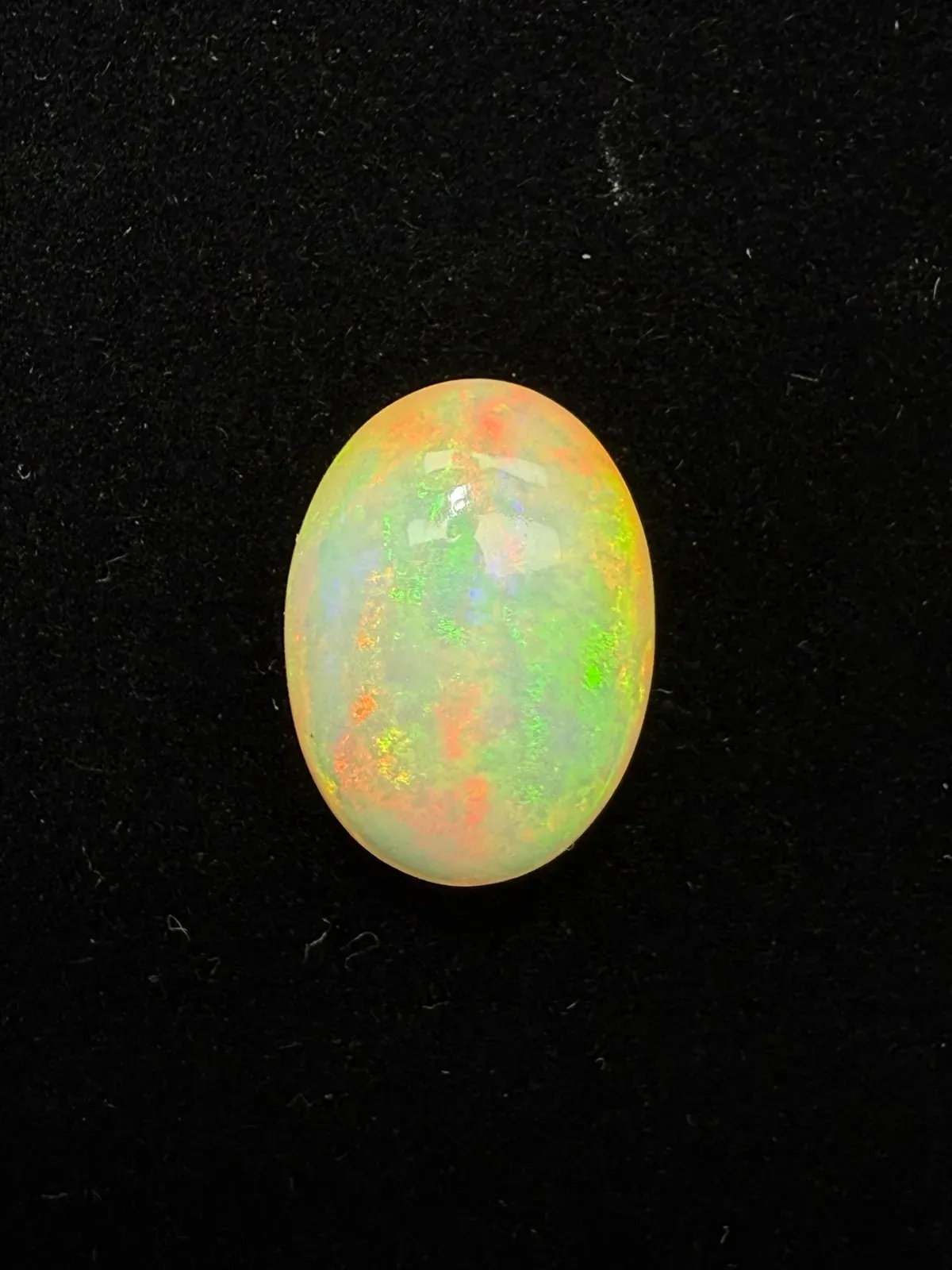 9.575ct天然彩欧泊裸石，尺寸17.8*12.9*8.1mm，颜色美艳，油画般色彩，火彩足。
