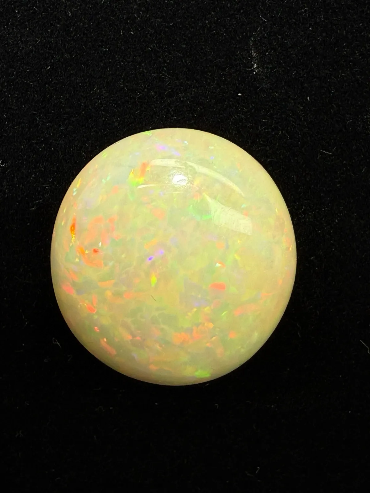 22.12ct天然彩欧泊裸石，尺寸23.2*21.3*9.3mm，颜色美艳，油画般色彩，火彩足。
