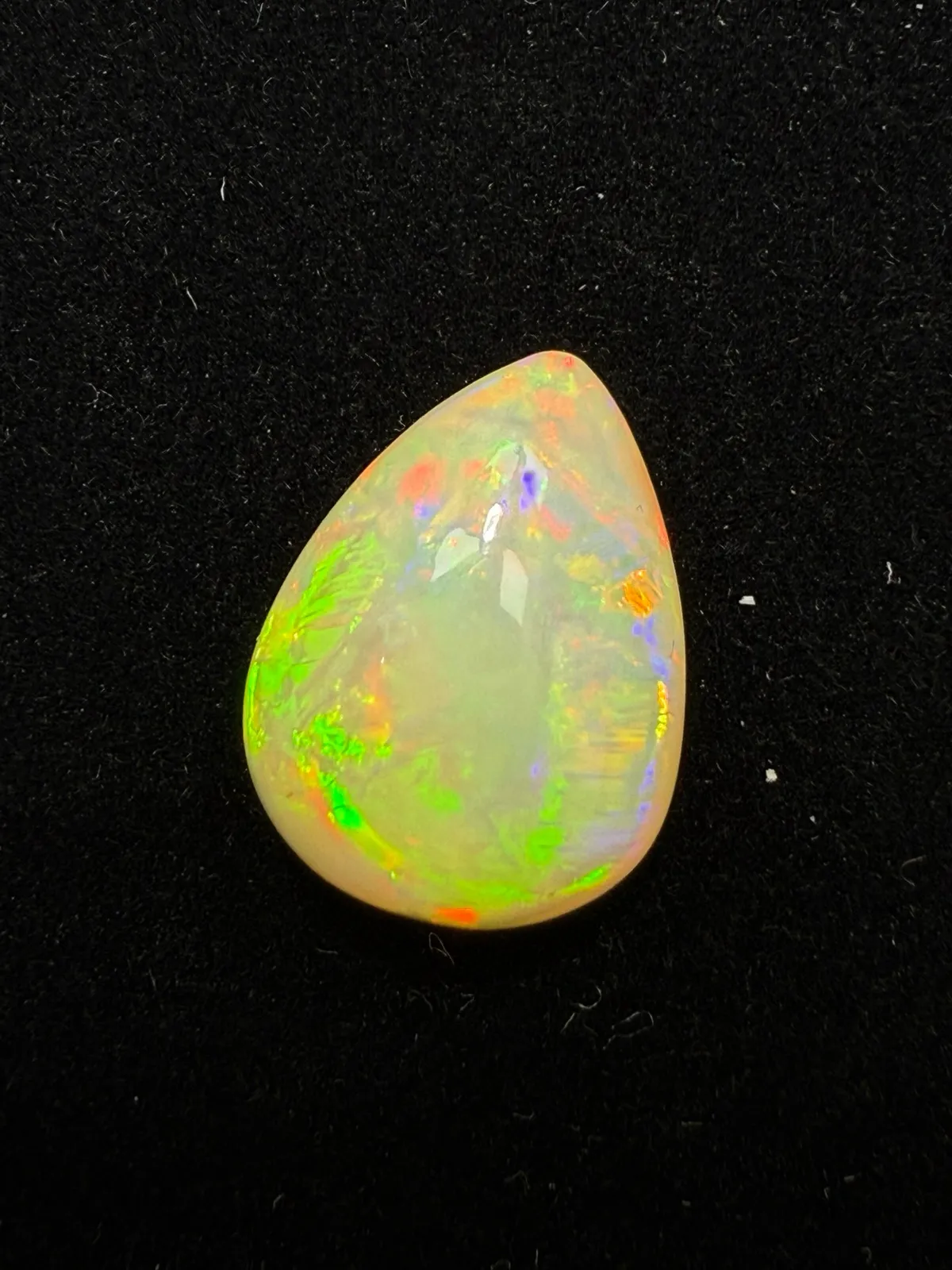 9.61ct天然彩欧泊裸石，尺寸18.5*13.8*8.8mm，颜色美艳，油画般色彩，火彩足。