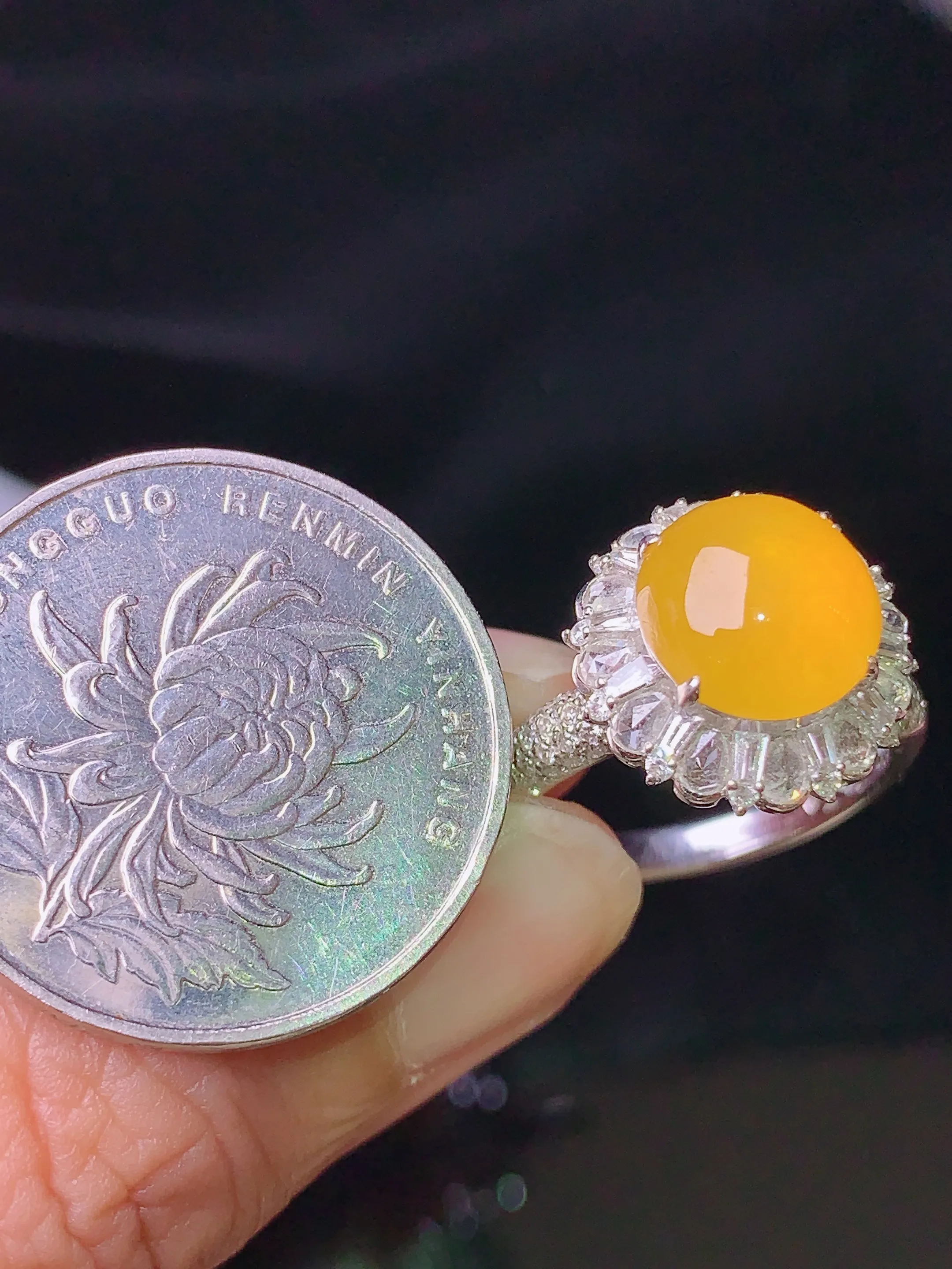 18k金钻镶嵌黄翡蛋面戒指 玉质细腻 色泽艳丽  圈口14.5 整体尺寸14.5*14*11