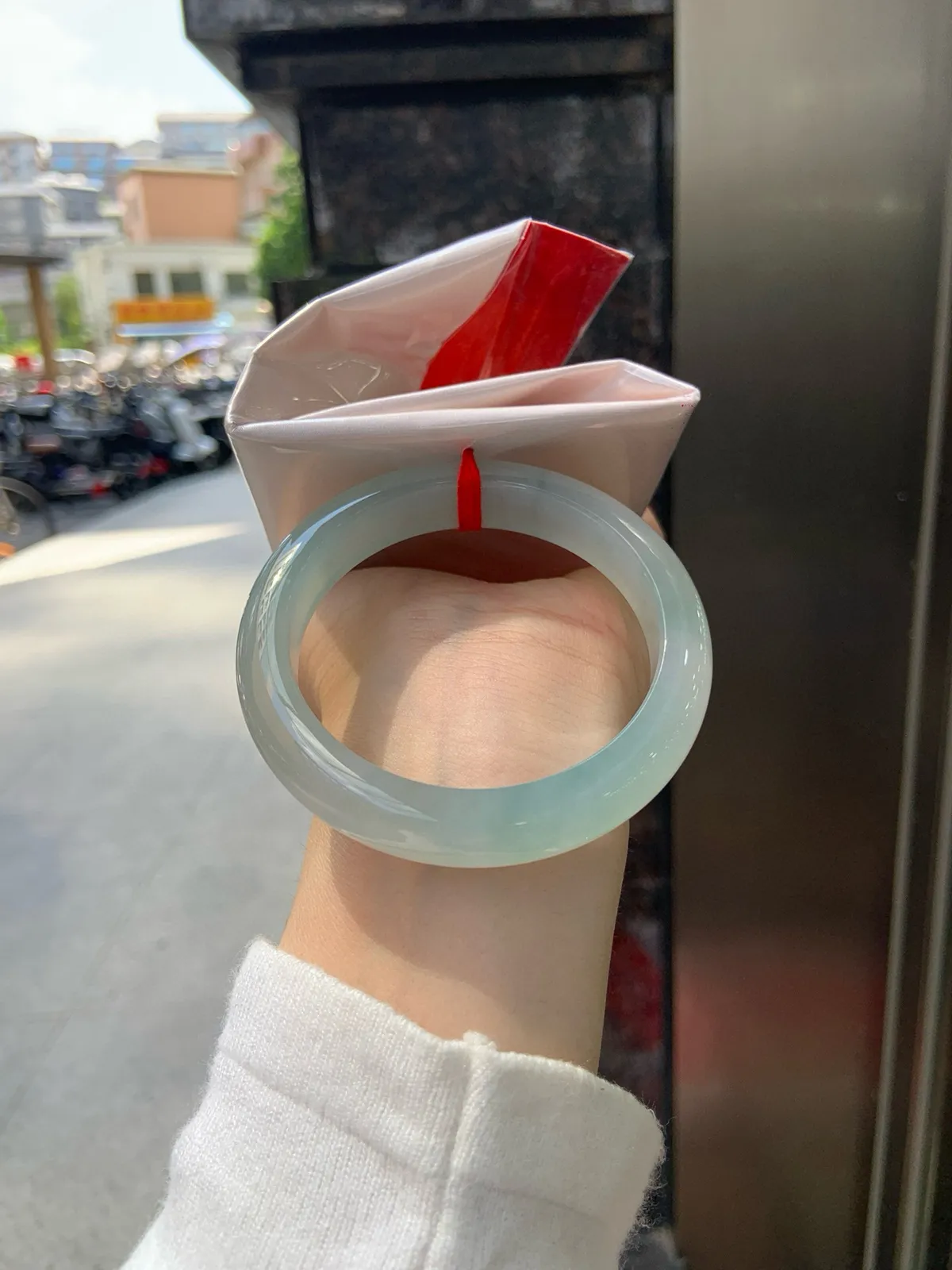 推荐【54.6圈冰晴正圈】54.6-12-8.6，无纹裂，底妆胶润细腻，清爽耐看的冰晴底色均匀，夏季美好的冰凉感，时而绿时而蓝，随光线变化如梦如幻。