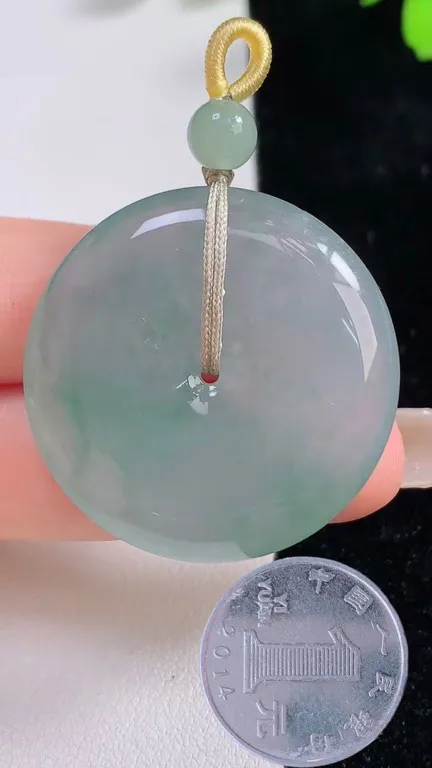 翡翠a货冰种飘绿平安扣吊坠，尺寸33.2-6.4，重量:15.46g