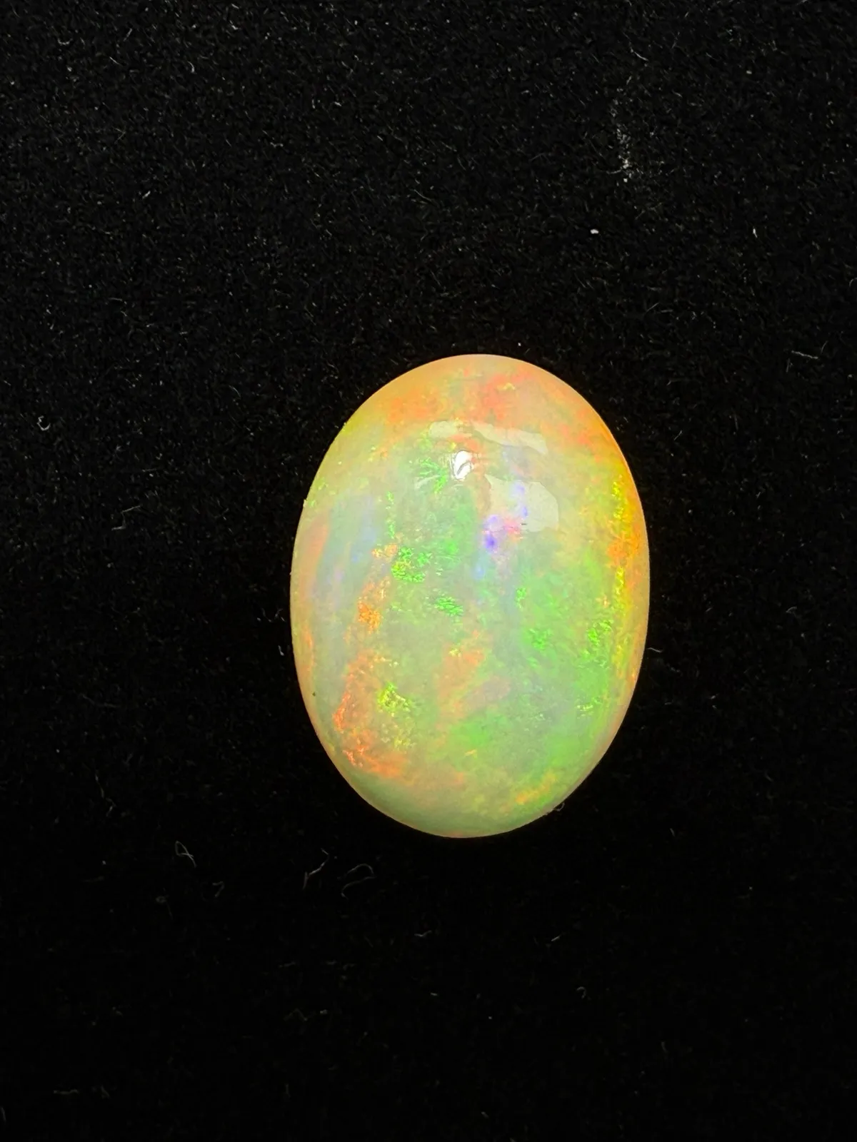 9.575ct天然彩欧泊裸石，尺寸17.8*12.9*8.1mm，颜色美艳，油画般色彩，火彩足。