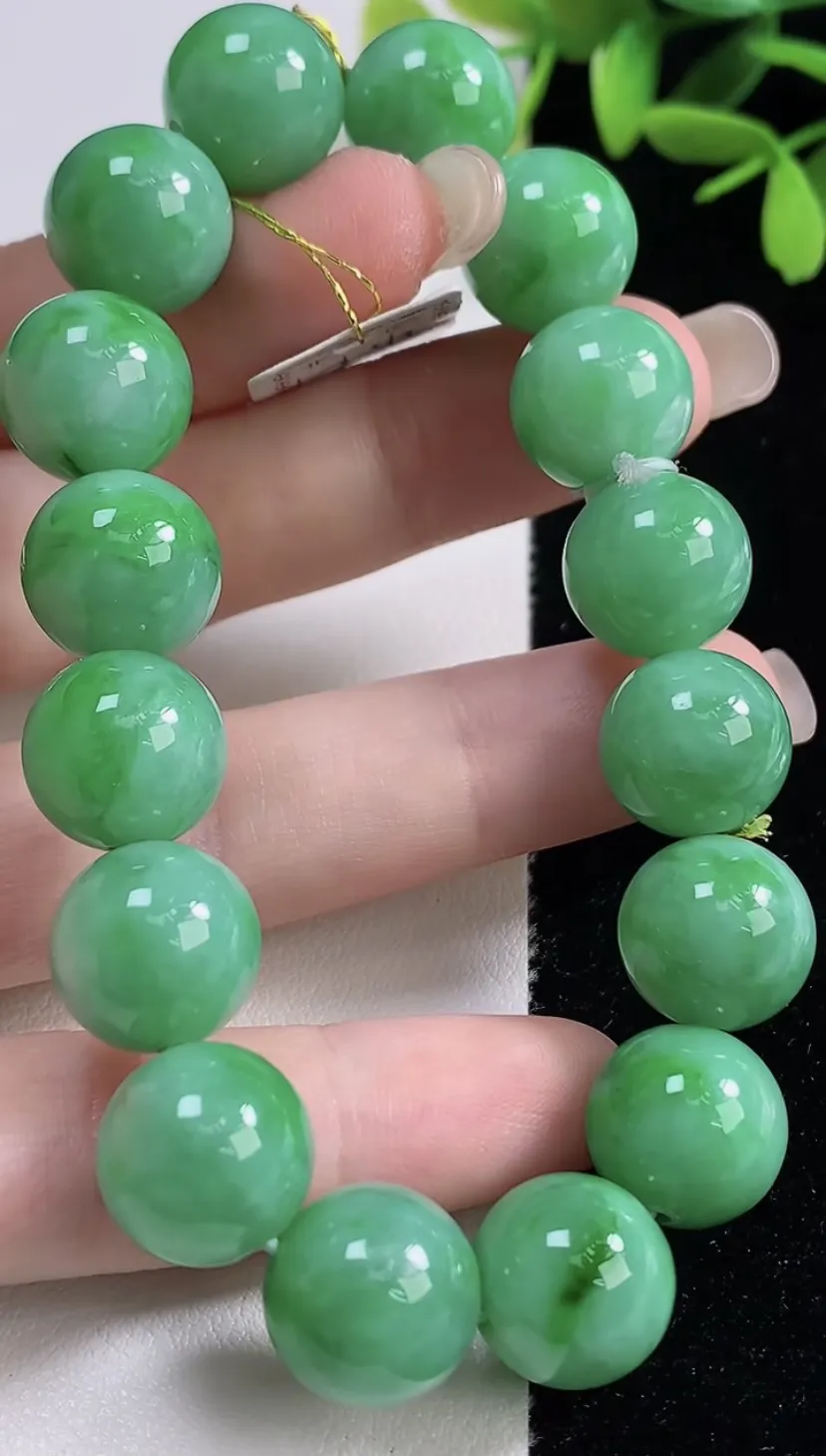 翡翠a货满绿圆珠手串16颗，尺寸12.4，重量:55.03g