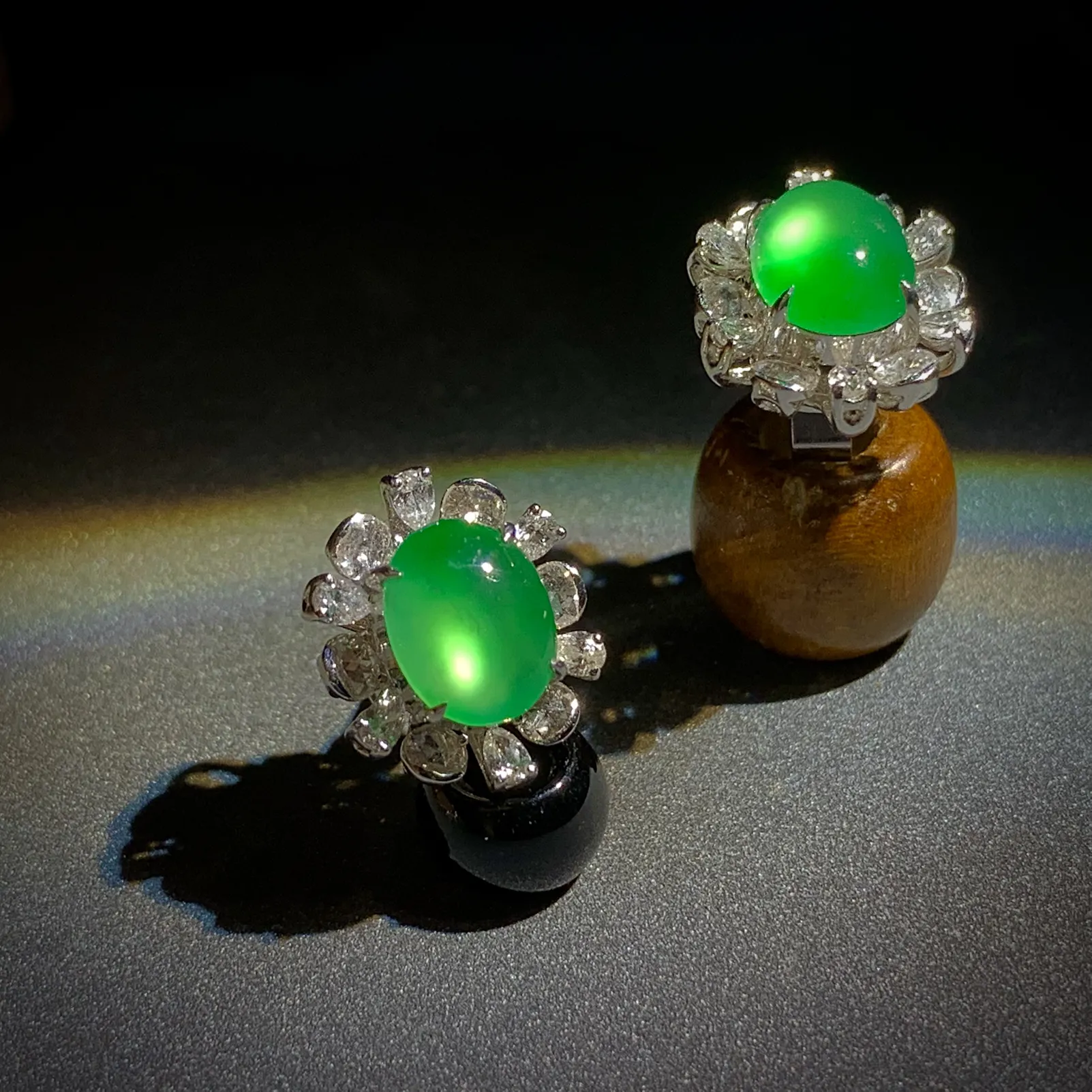 绿蛋面耳钉，裸石8.6-7-4mm，
18K金，南非钻，