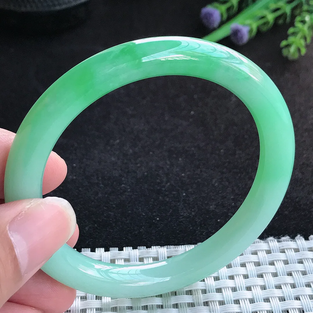 自然光56/8.4/8.8老坑精美温润飘阳绿圆条手镯宽边翡翠玉镯手环