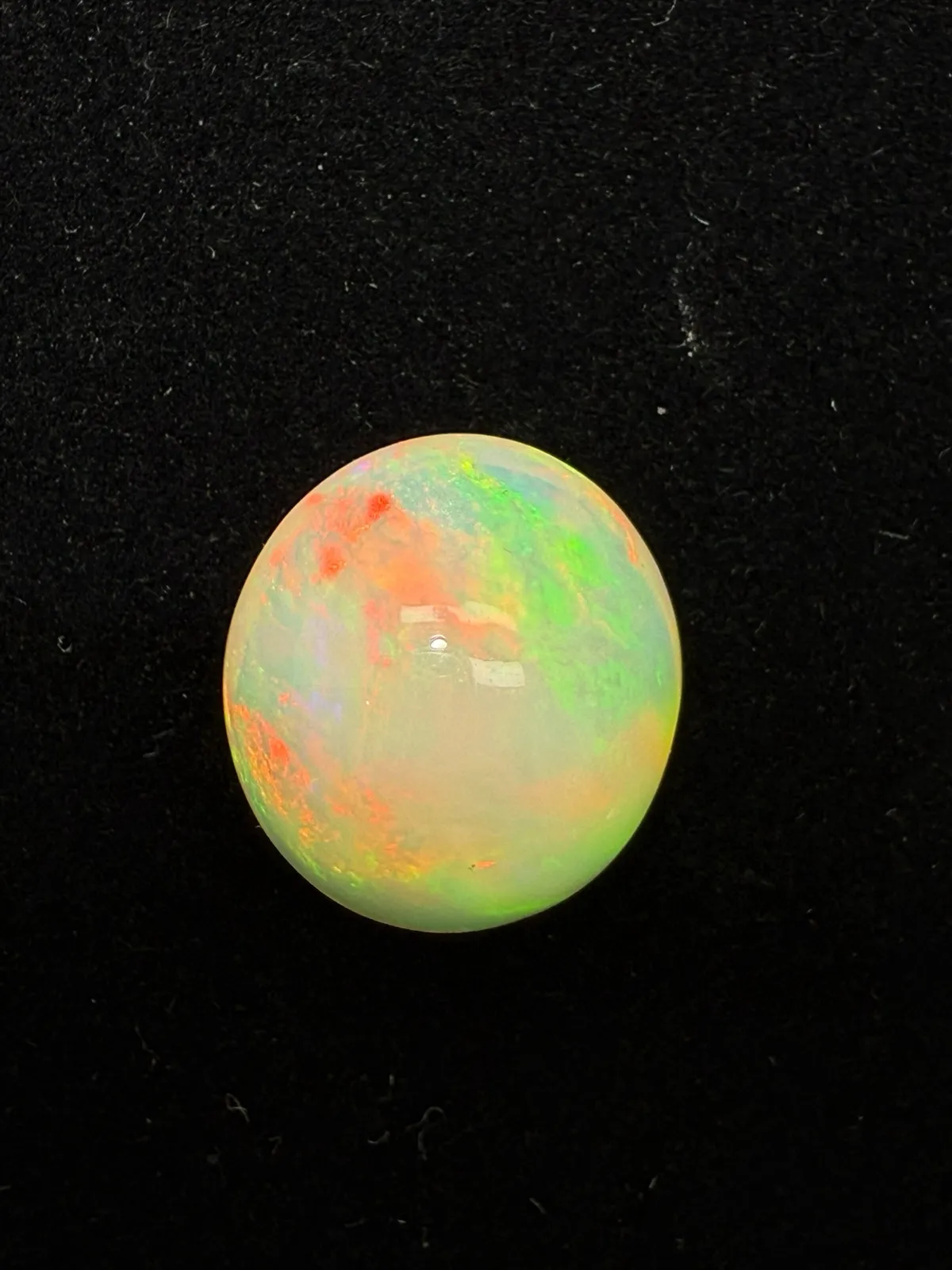 10.685ct天然彩欧泊裸石，尺寸16.7*15*9.6mm，颜色美艳，油画般色彩，火彩足。