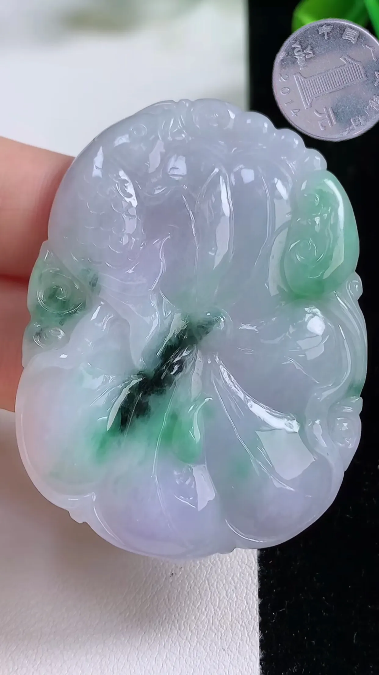 缅甸天然翡翠a货 老坑料起胶冰润 春带彩 紫罗兰荷叶鱼吊坠，尺寸53.3-40-6.1mm  y 21.22