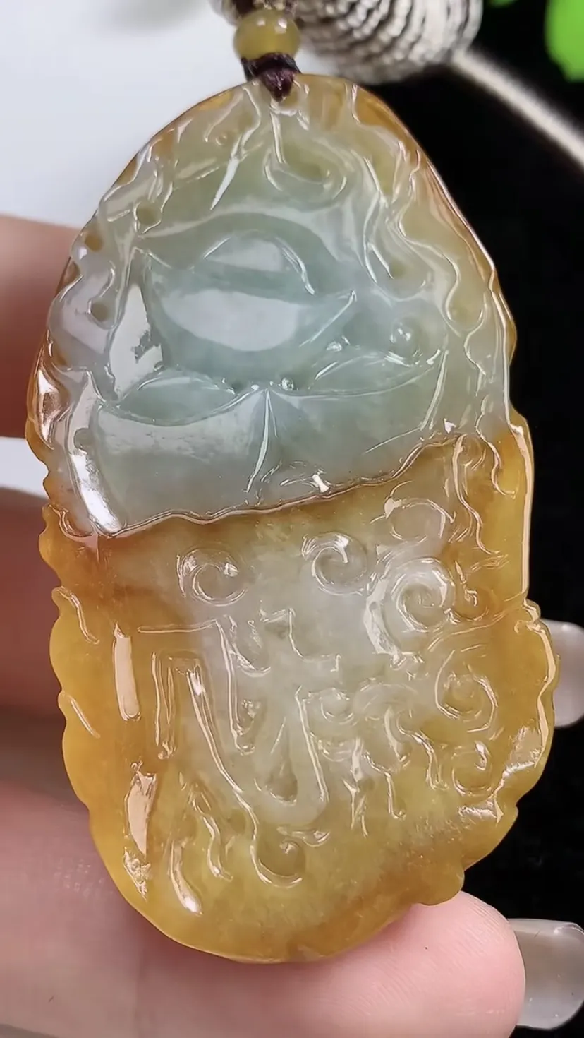 翡翠a货黄翡黄财神吊坠，尺寸56-33-17.8，重量:46.39g