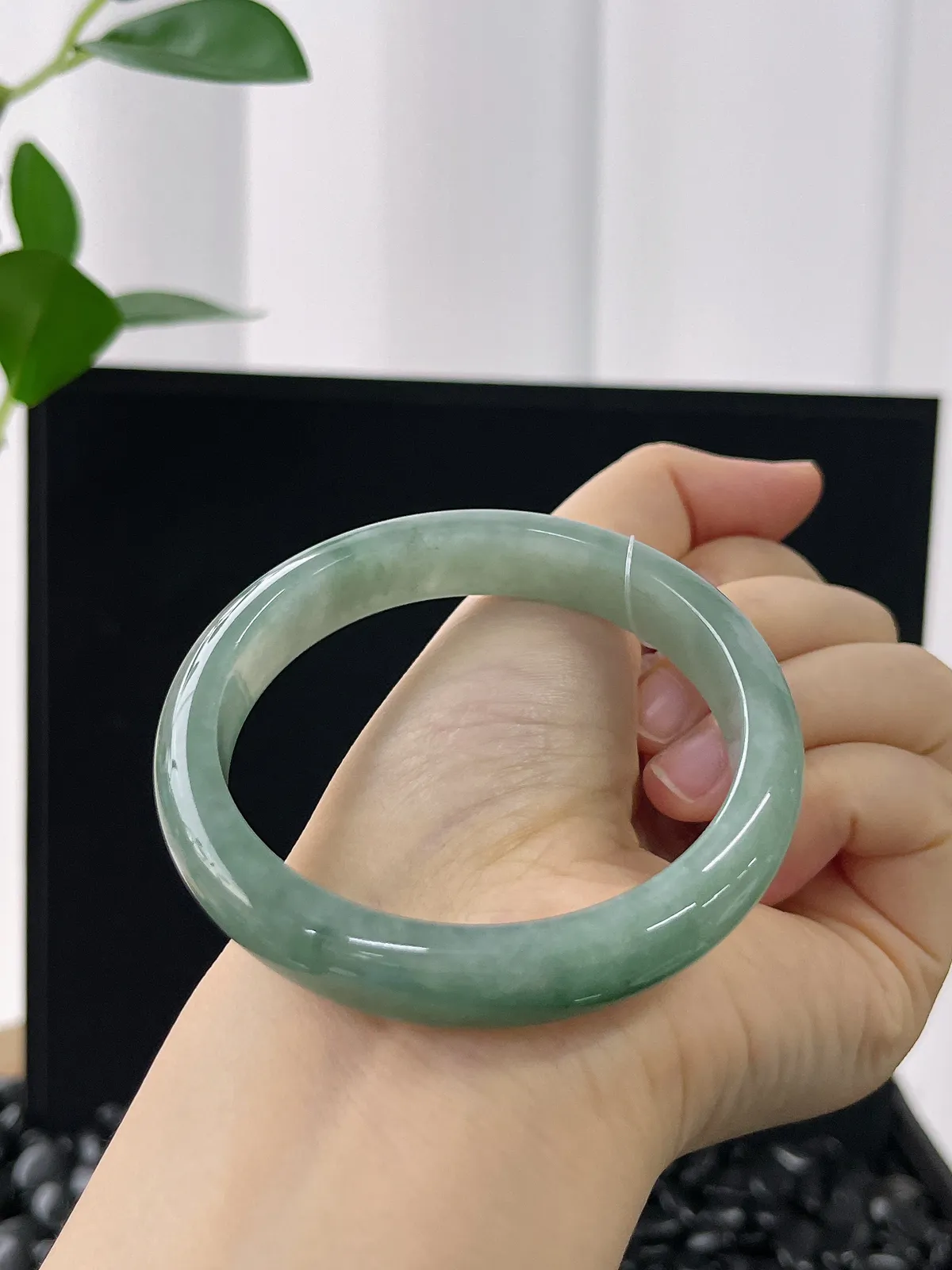 正圈57圈口，翡翠糯化种淡绿色手镯