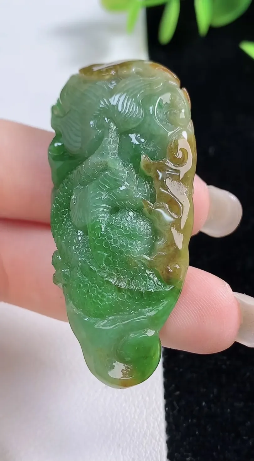 翡翠a货双彩黄加绿龙牌吊坠，尺寸53.3-23-10，重量:20.21g