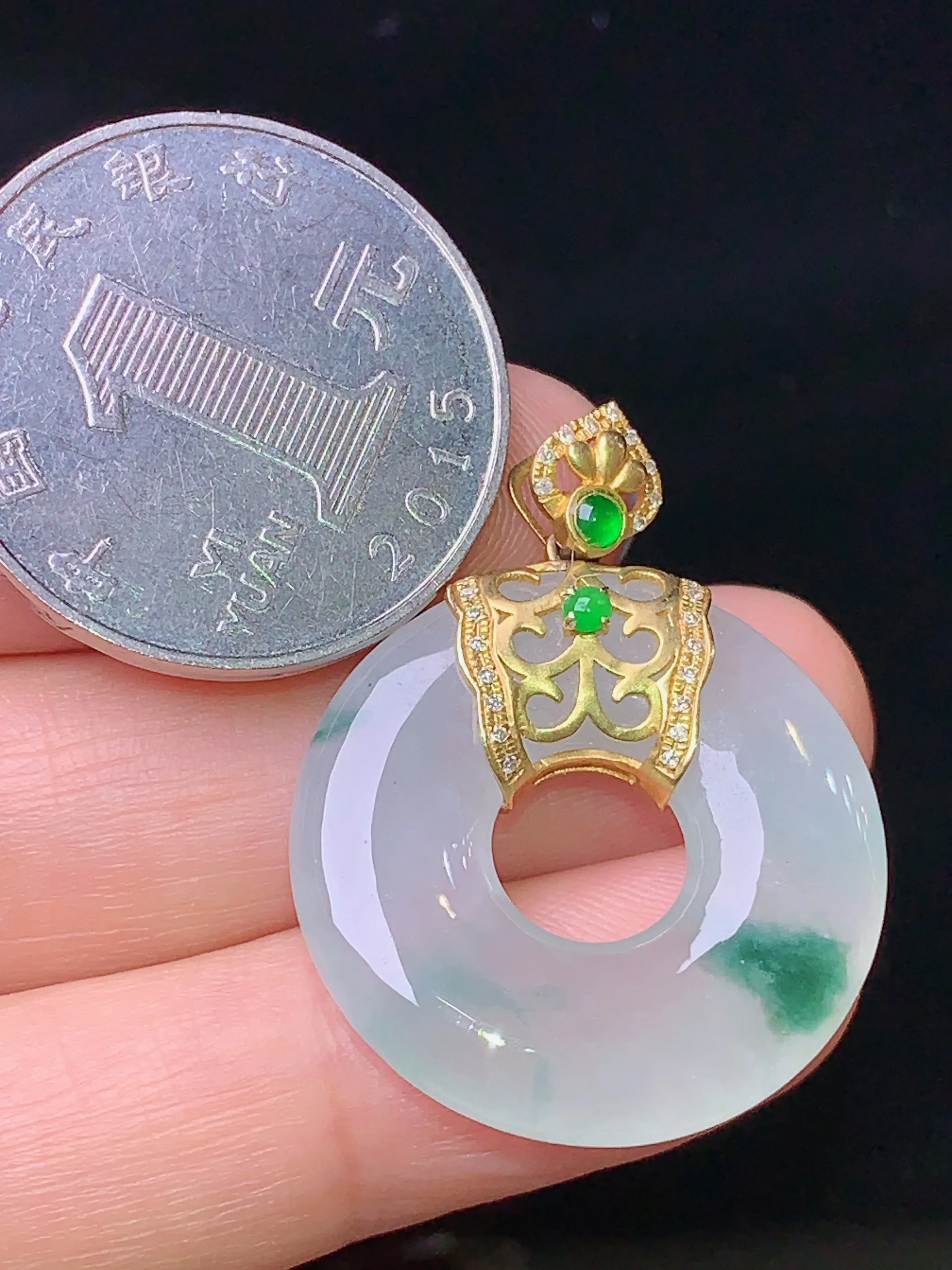 18k金钻镶嵌冰种飘绿平安环吊坠 玉质细腻 色泽艳丽  整体尺寸32.2*24.6*4.7