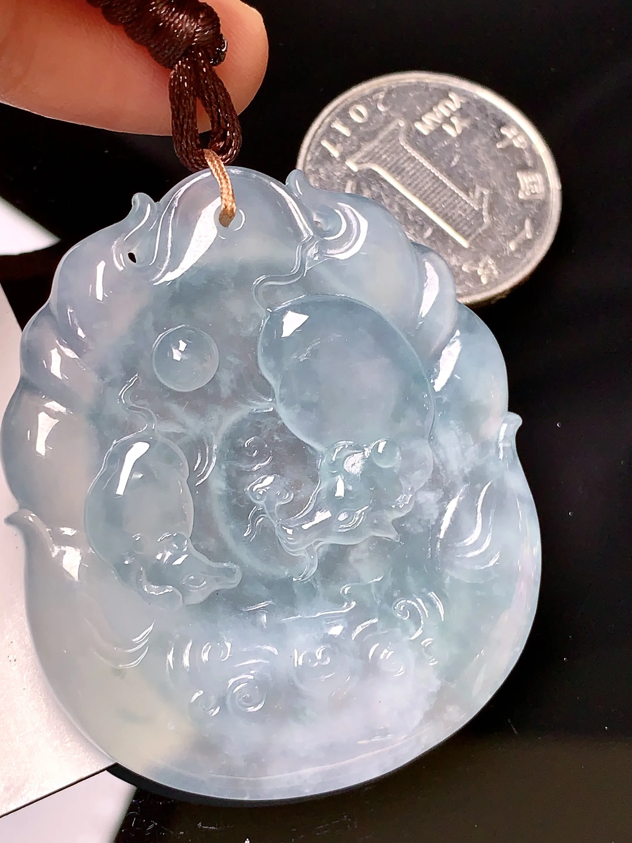 冰种生肖牛牌吊坠 玉质细腻 色泽艳丽  整体尺寸49.7*42.2*5.2