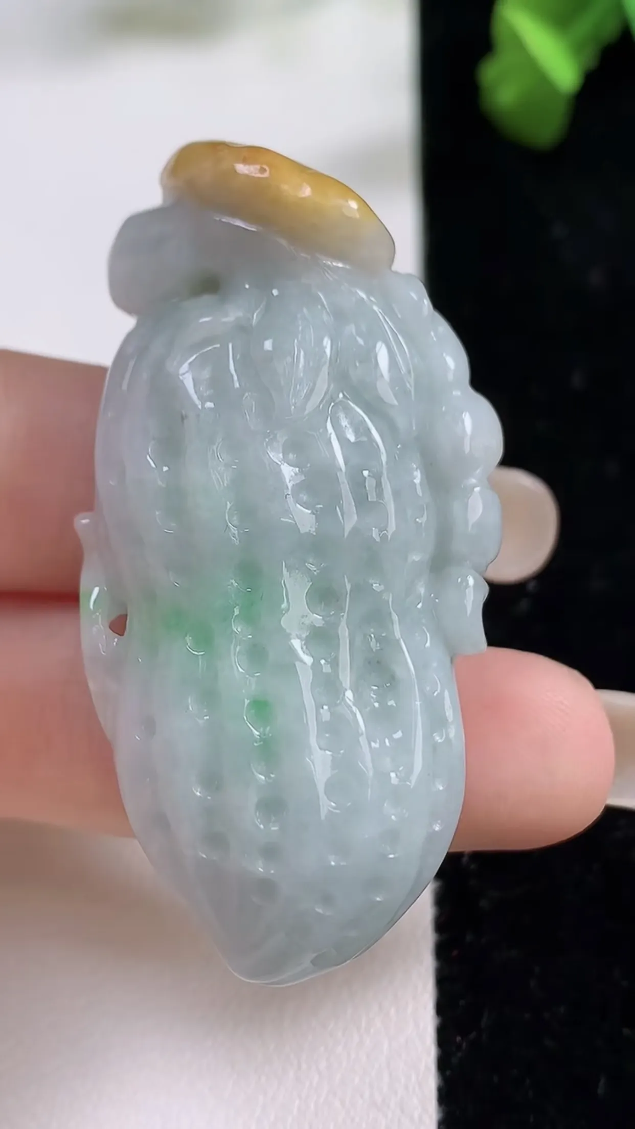缅甸天然翡翠a货 老坑料起胶冰润 双彩黄加绿花生吊坠，尺寸52.7-25.4-16mm  y 31.47