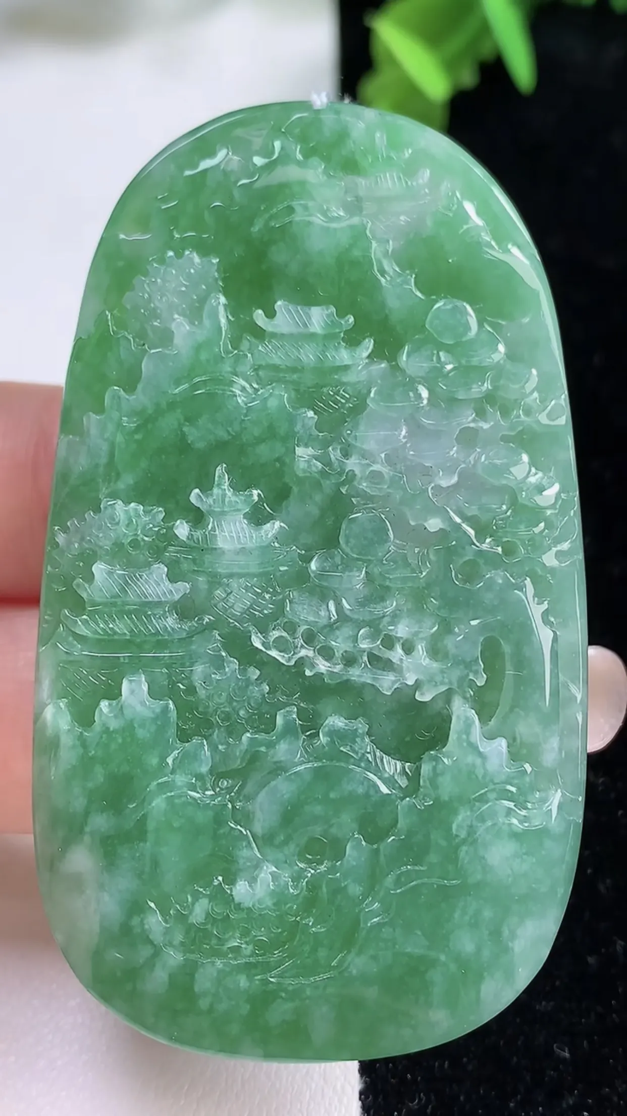 缅甸天然翡翠a货 老坑料起胶冰种 满绿意境山水牌吊坠，尺寸63-36.3-5.3mm  y  30.19