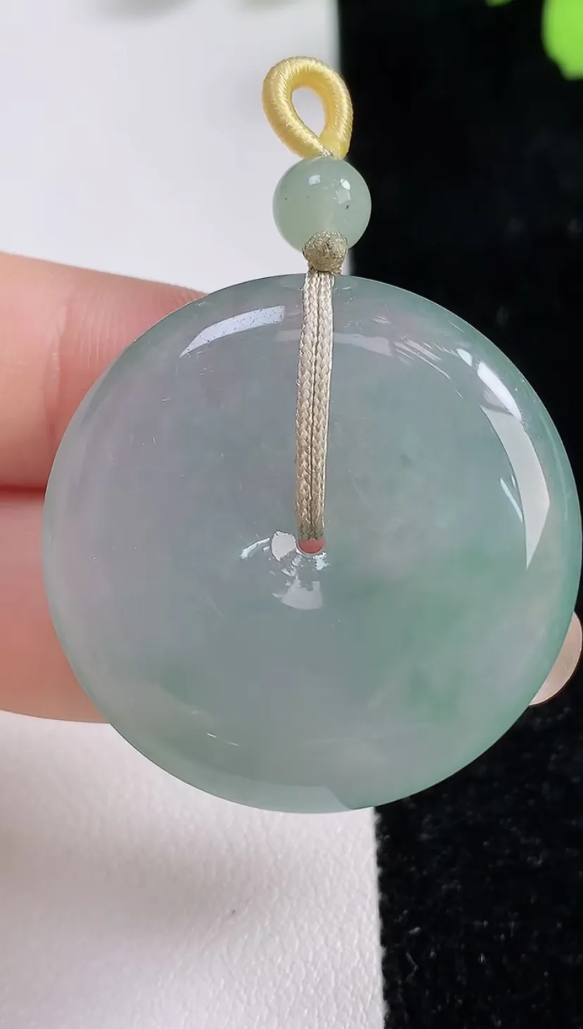 翡翠a货冰种飘绿平安扣吊坠，尺寸33.2-6.4，重量:15.46g