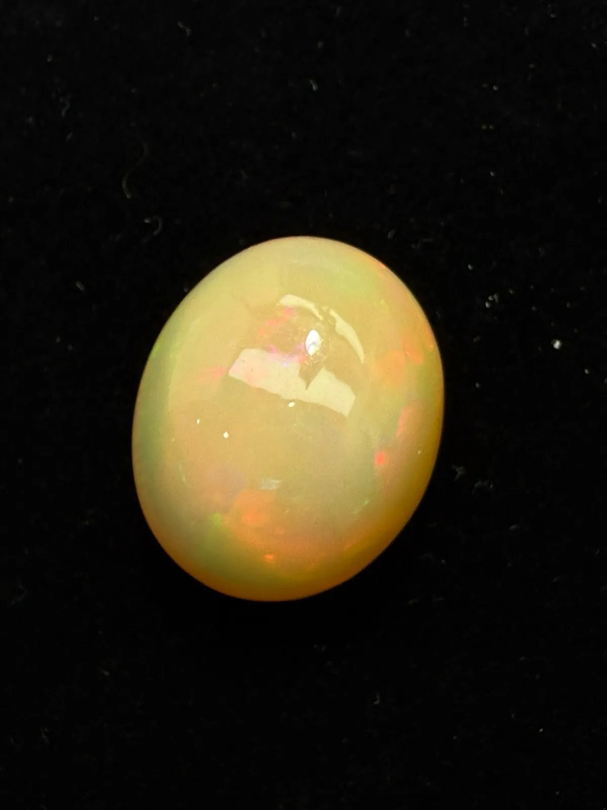 23.045ct天然彩欧泊裸石，尺寸23.2*19.4*12.4mm，颜色美艳，油画般色彩，火彩足。