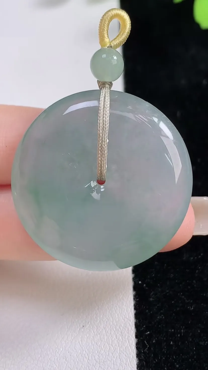 翡翠a货冰种飘绿平安扣吊坠，尺寸33.2-6.4，重量:15.46g