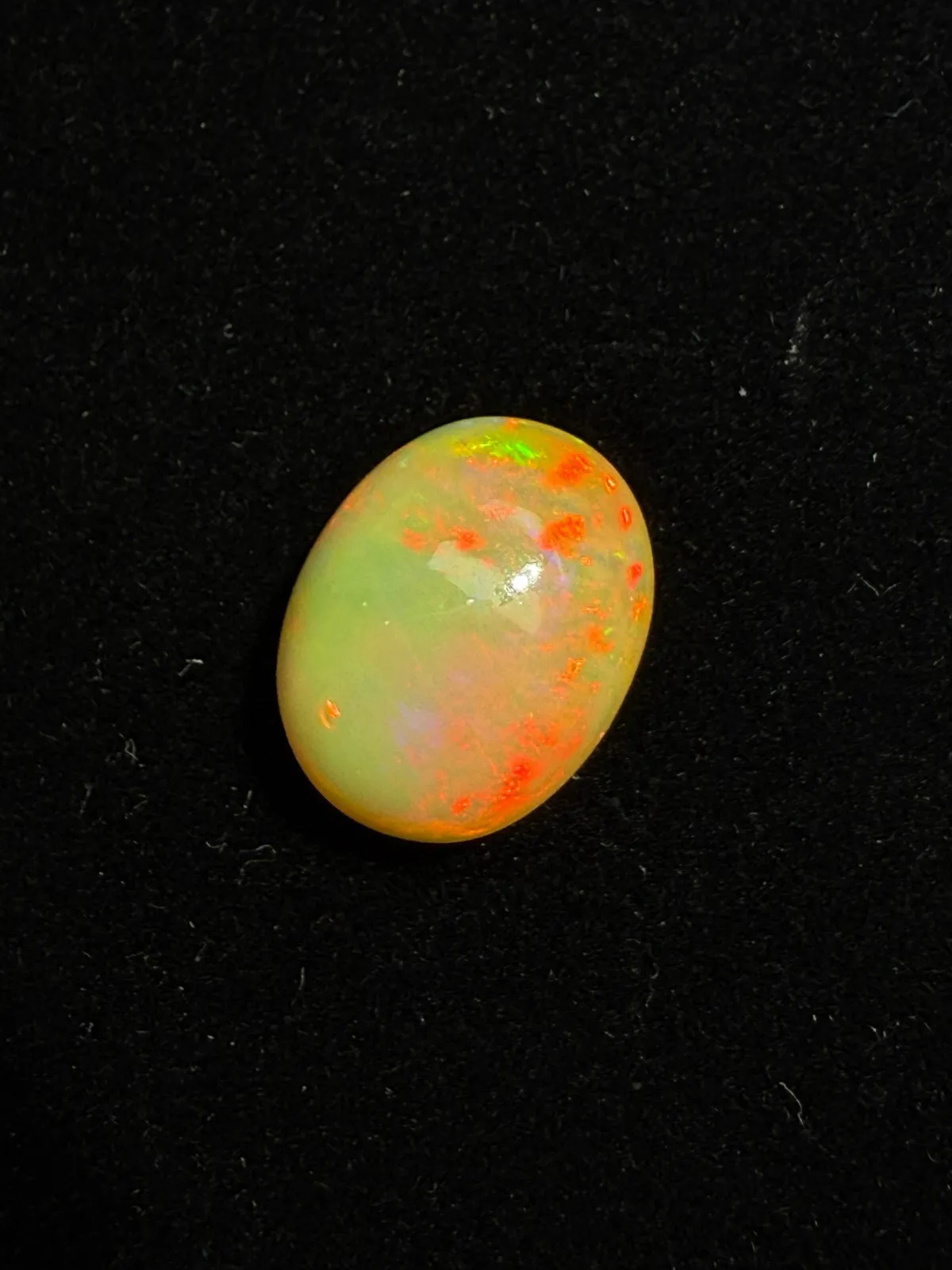 10.405ct天然彩欧泊裸石，尺寸17*13.4*8.6mm，颜色美艳，油画般色彩，火彩足。