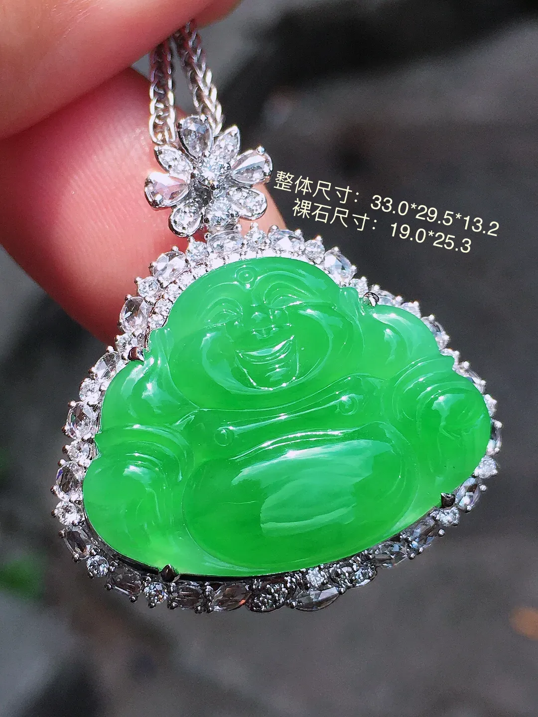 阳绿佛公吊坠，色泽均匀艳丽，玉质细腻，荧光感超
强，饱满圆润，尽显优雅气质，18k
金豪华镶嵌
