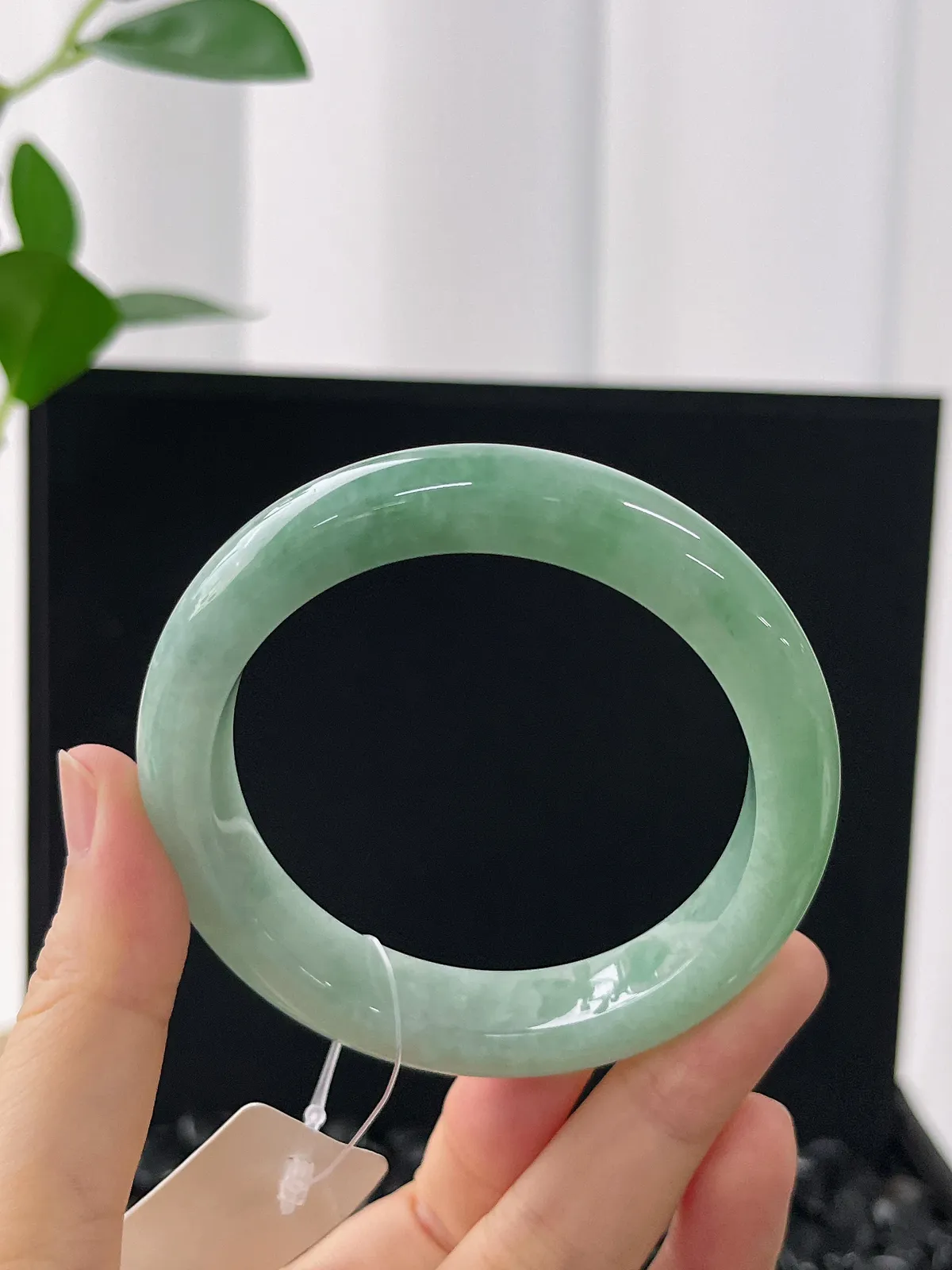 正圈54圈口，翡翠糯化种淡绿色手镯