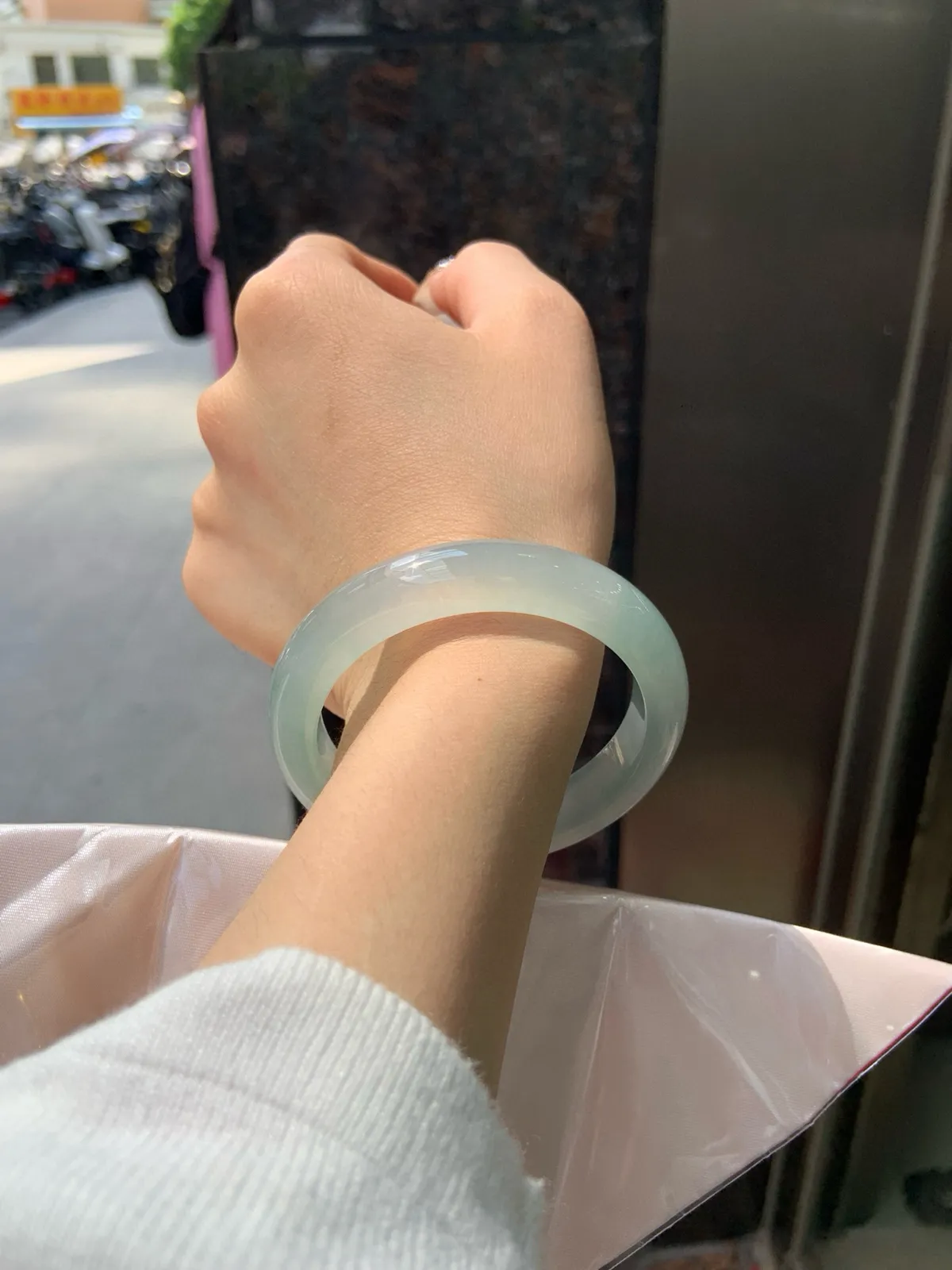 推荐【54.6圈冰晴正圈】54.6-12-8.6，无纹裂，底妆胶润细腻，清爽耐看的冰晴底色均匀，夏季美好的冰凉感，时而绿时而蓝，随光线变化如梦如幻。