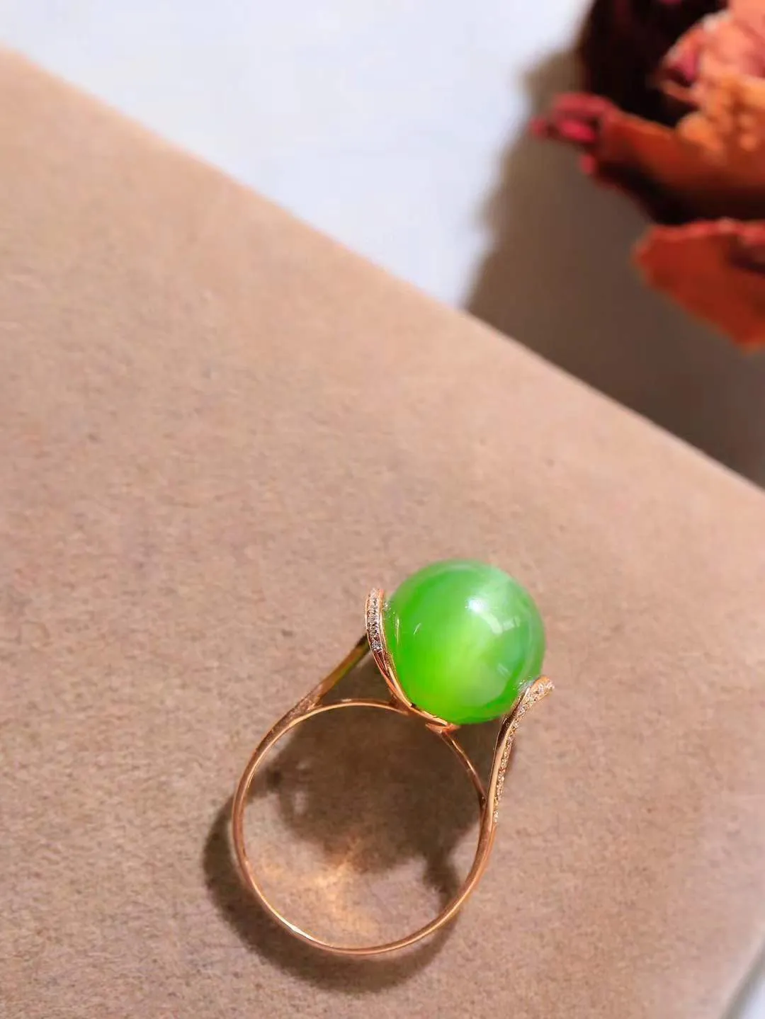 【金镶玉.戒指】

精品和田玉碧玉猫眼18k金戒指 玉质细腻温润 油性十足 ，不论时光如何流转变化，这枚戒指始终闪耀着最初的光芒。精工镶嵌18K金 （保真金 可检测贵金属18K金） 重3.9克 尺寸17-11.5mm 11802936A