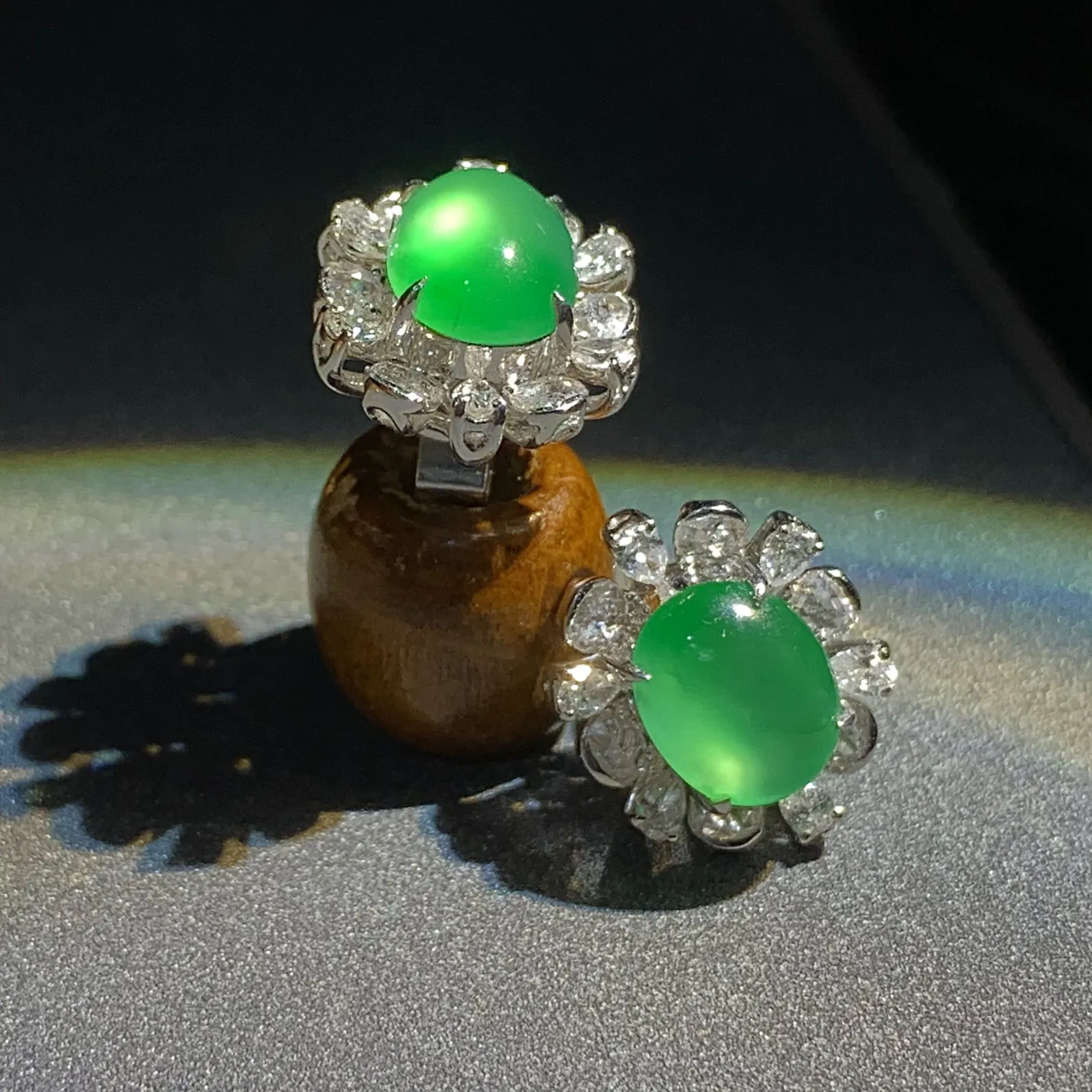 绿蛋面耳钉，裸石8.6-7-4mm，
18K金，南非钻，