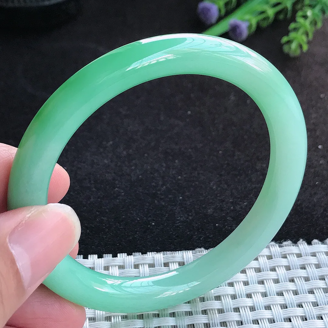 自然光56/8.4/8.8老坑精美温润飘阳绿圆条手镯宽边翡翠玉镯手环