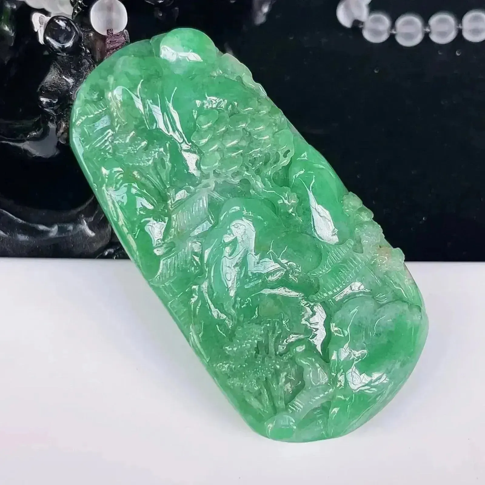 大件厚庄  冰润满绿精雕山水牌翡翠挂件   雕工精细，线条流畅，生动立体，淋漓尽致  颜色清爽  沁人心脾  层次分明  佩戴优雅大方，（请在自然光欣赏）（顶珠为饰珠）E001  （请在自然光欣赏）尺寸75-40.5-11mm
